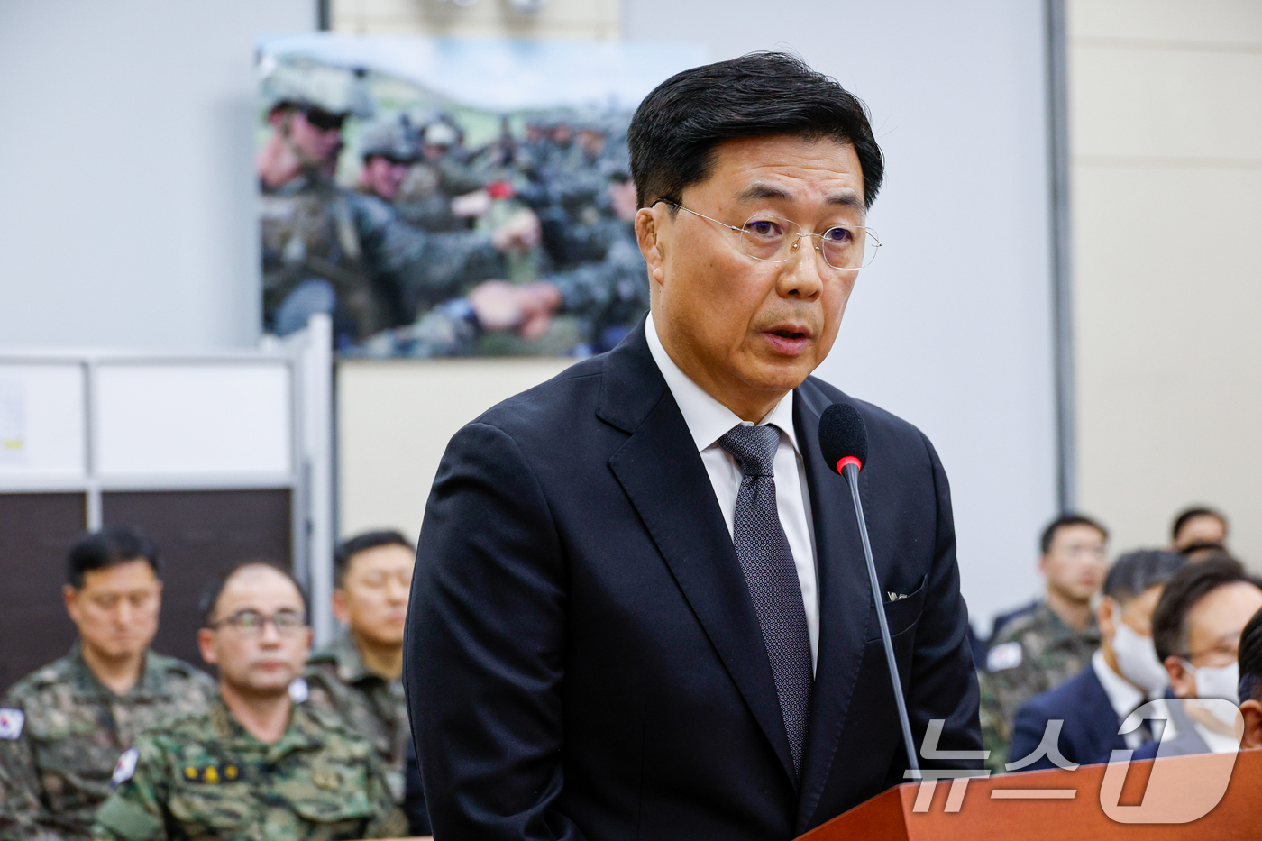 (서울=뉴스1) 안은나 기자 = 홍장원 전 국가정보원 1차장이 22일 서울 여의도 국회에서 열린 윤석열 정부의 비상계엄 선포를 통한 내란 혐의 진상규명 국정조사 1차 청문회에 출석 …