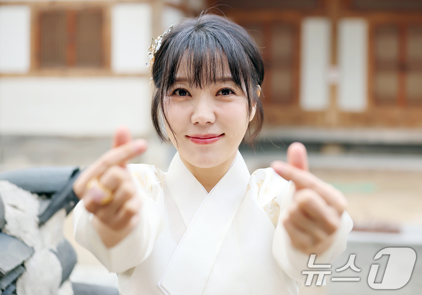 (서울=뉴스1) 김진환 기자 = 방송인 겸 배우 하지영이 서울 종로구 뉴스1 인근에서 인터뷰 전 한복을 곱게 차려 입고 설 인사를 전하고 있다. 2025.1.28/뉴스1