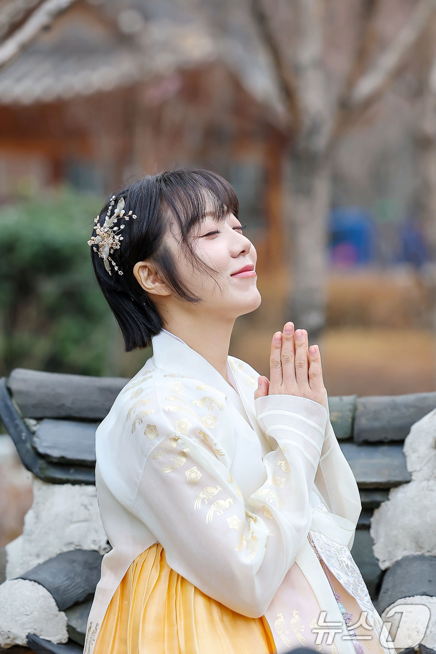 (서울=뉴스1) 김진환 기자 = 방송인 겸 배우 하지영이 서울 종로구 뉴스1 인근에서 인터뷰 전 한복을 곱게 차려 입고 포즈를 취하고 있다. 2025.1.28/뉴스1