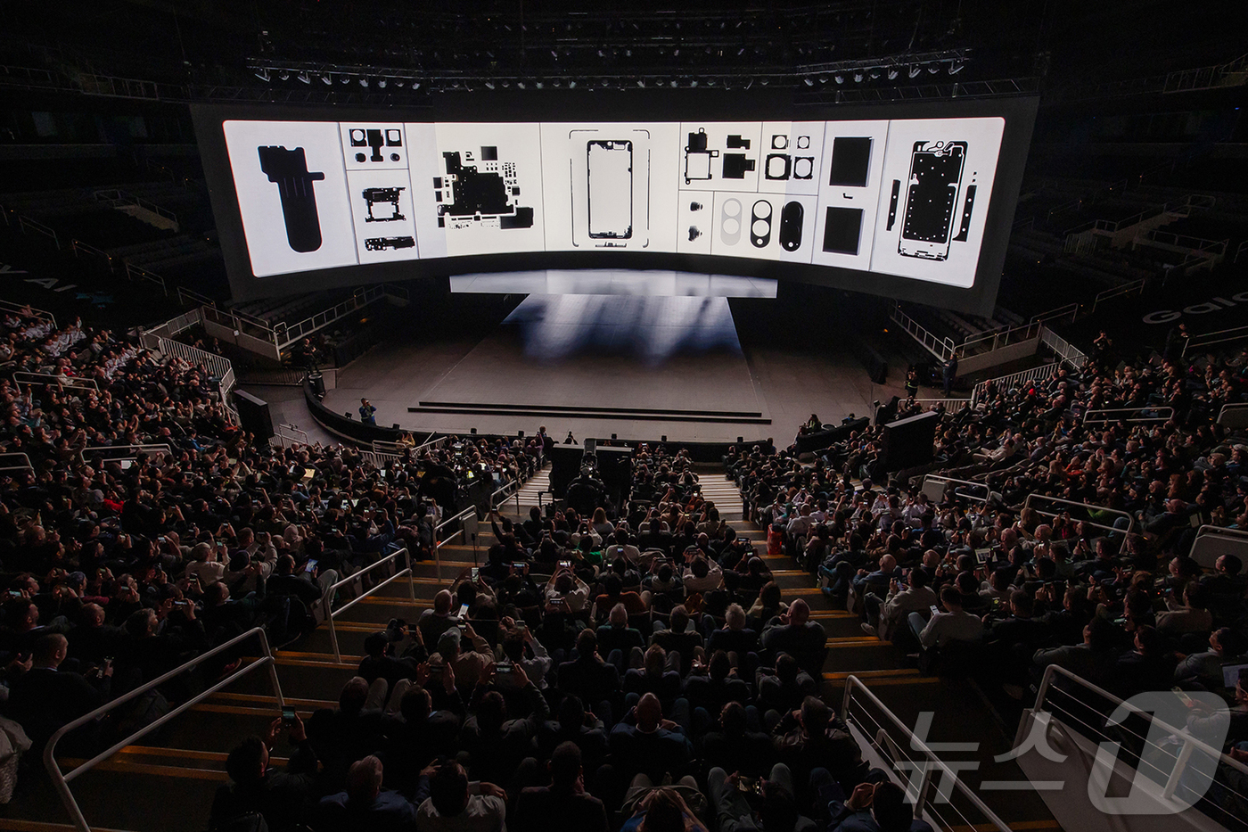 (서울=뉴스1) = 22일(현지시간) 미국 새너제이에 위치한 'SAP센터'에서 열린 '갤럭시 언팩 2025'에서 '갤럭시 S25 엣지' 티징 이미지가 공개되고 있다. (삼성전자 제 …