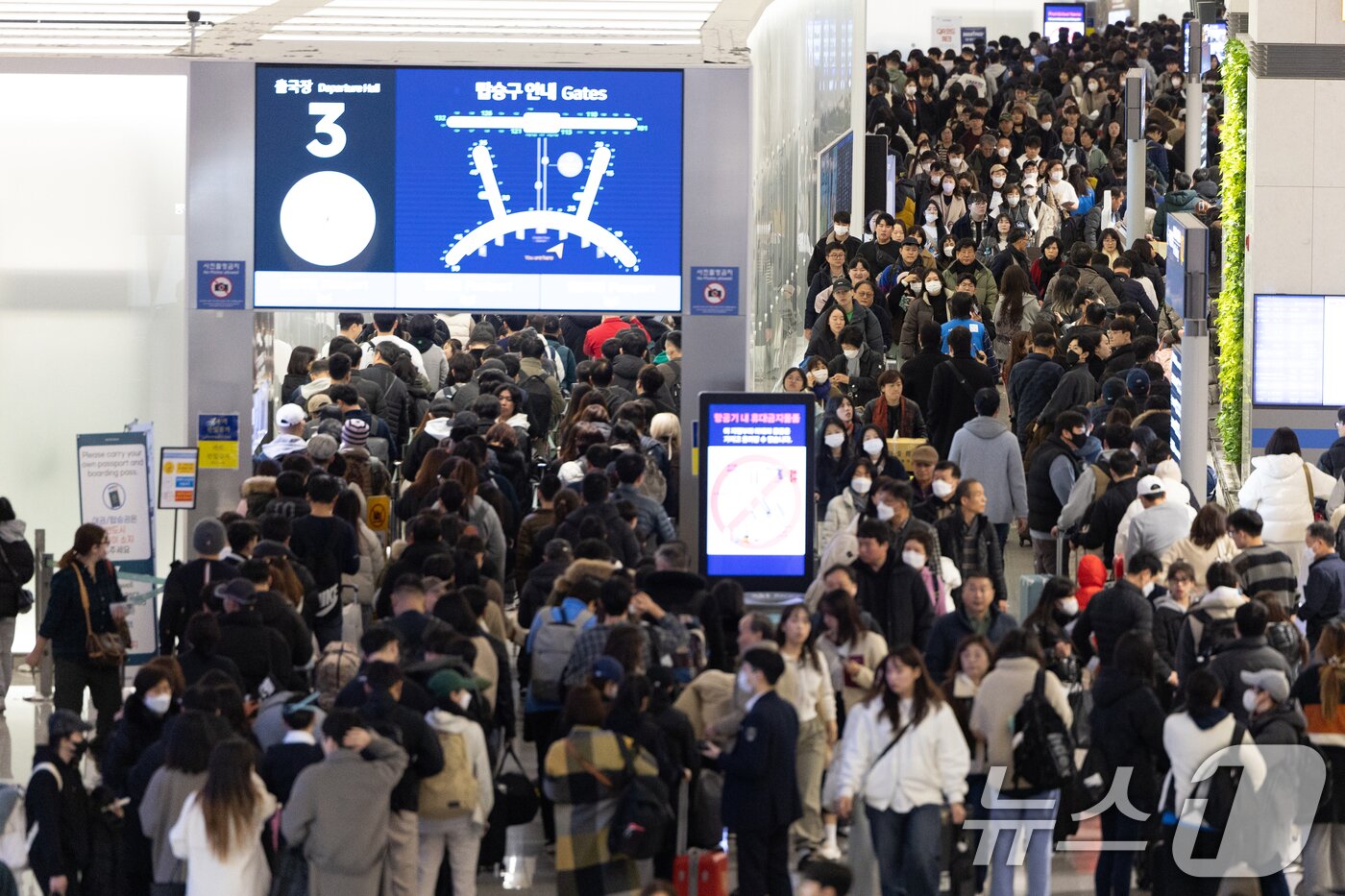 본문 이미지 - 설 명절 연휴를 앞둔 23일 오전 인천국제공항 1터미널 출국장이 이용객들로 붐비고 있다.  2025.1.23/뉴스1 ⓒ News1 이승배 기자