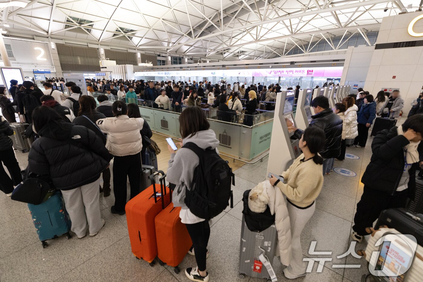 본문 이미지 - 설 명절 연휴를 앞둔 23일 오전 인천국제공항 1터미널 출국장이 이용객들로 붐비고 있다.  2025.1.23/뉴스1 ⓒ News1 이승배 기자