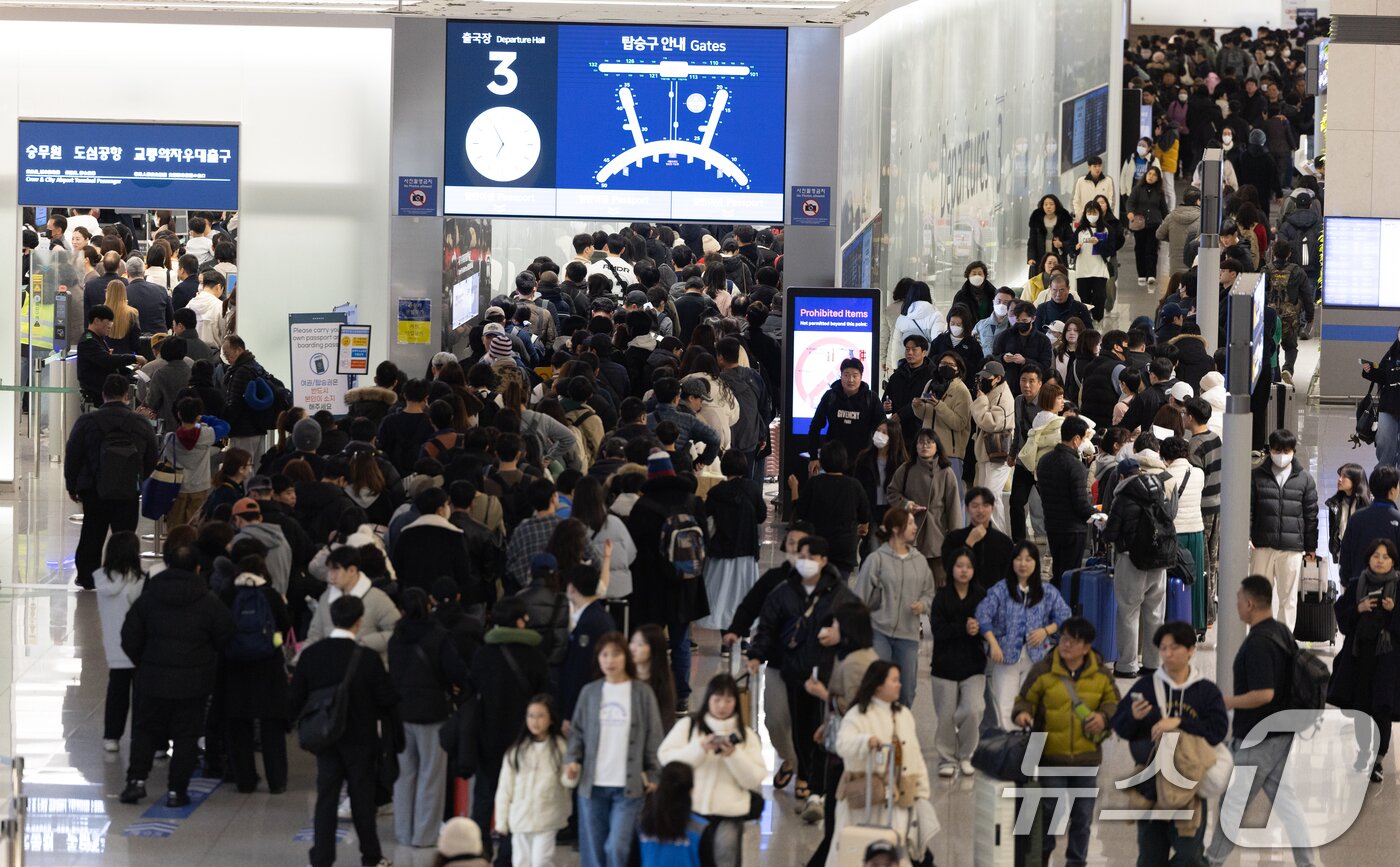 본문 이미지 - 인천국제공항 1터미널 출국장이 이용객들로 붐비고 있다. (자료사진) ⓒ 뉴스1 이승배 기자
