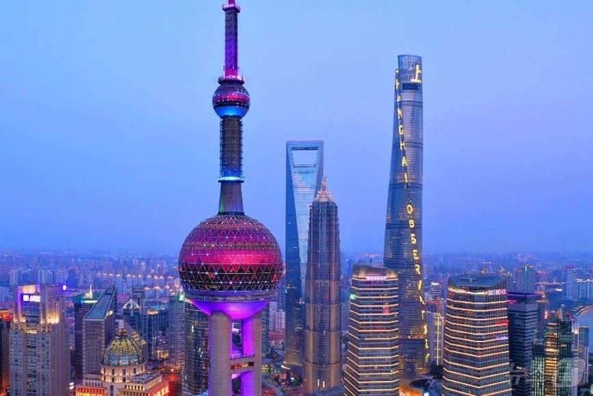 본문 이미지 - 야경으로 유명한 동방명주(트립닷컴 제공)