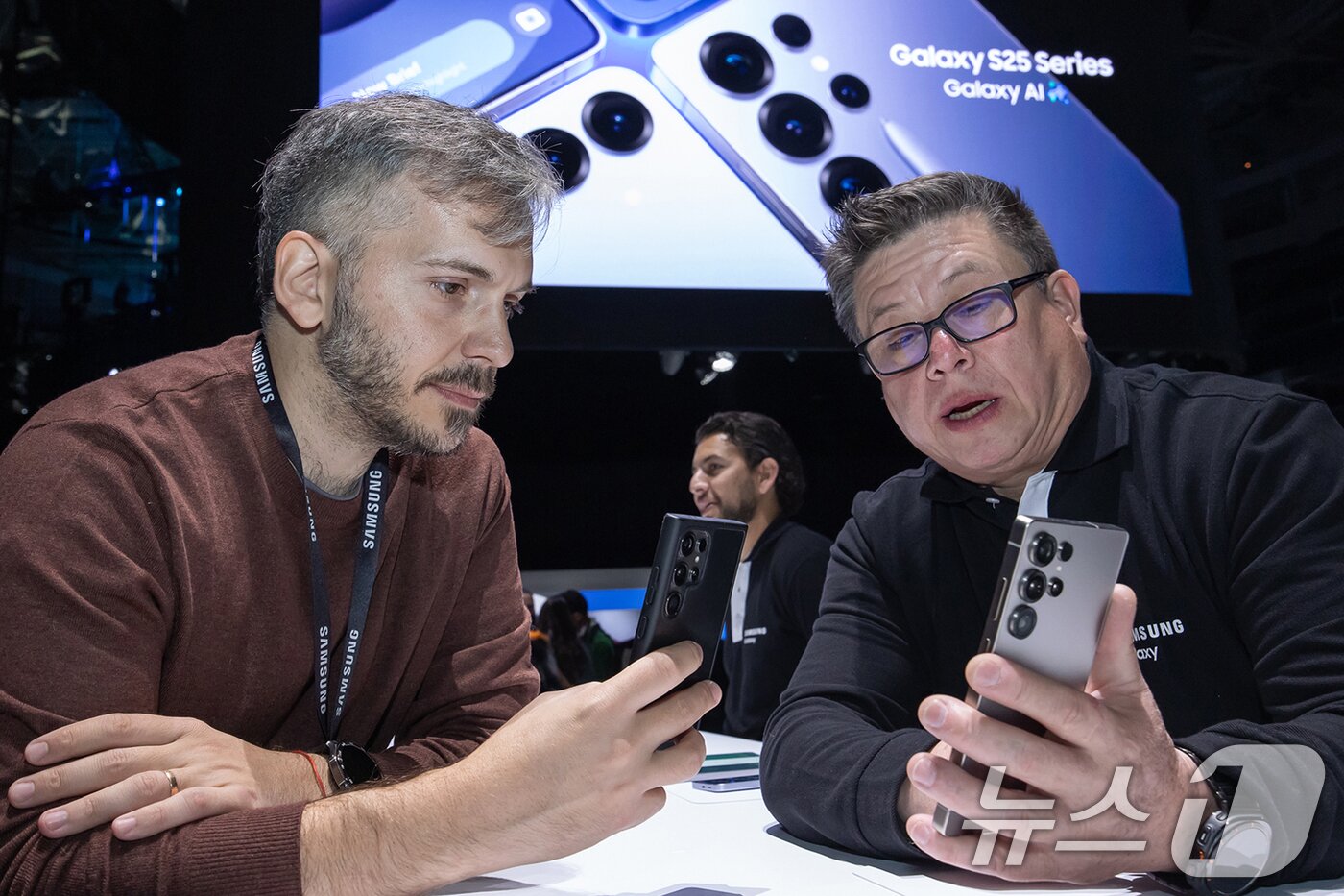 본문 이미지 - 22일(현지시간) 미국 새너제이 SAP센터에서 열린 삼성전자 상반기 '갤럭시 언팩 2025'에서 관람객이 '갤럭시 S25 시리즈'를 체험하고 있다. (삼성전자 제공) 2025.1.23/뉴스1