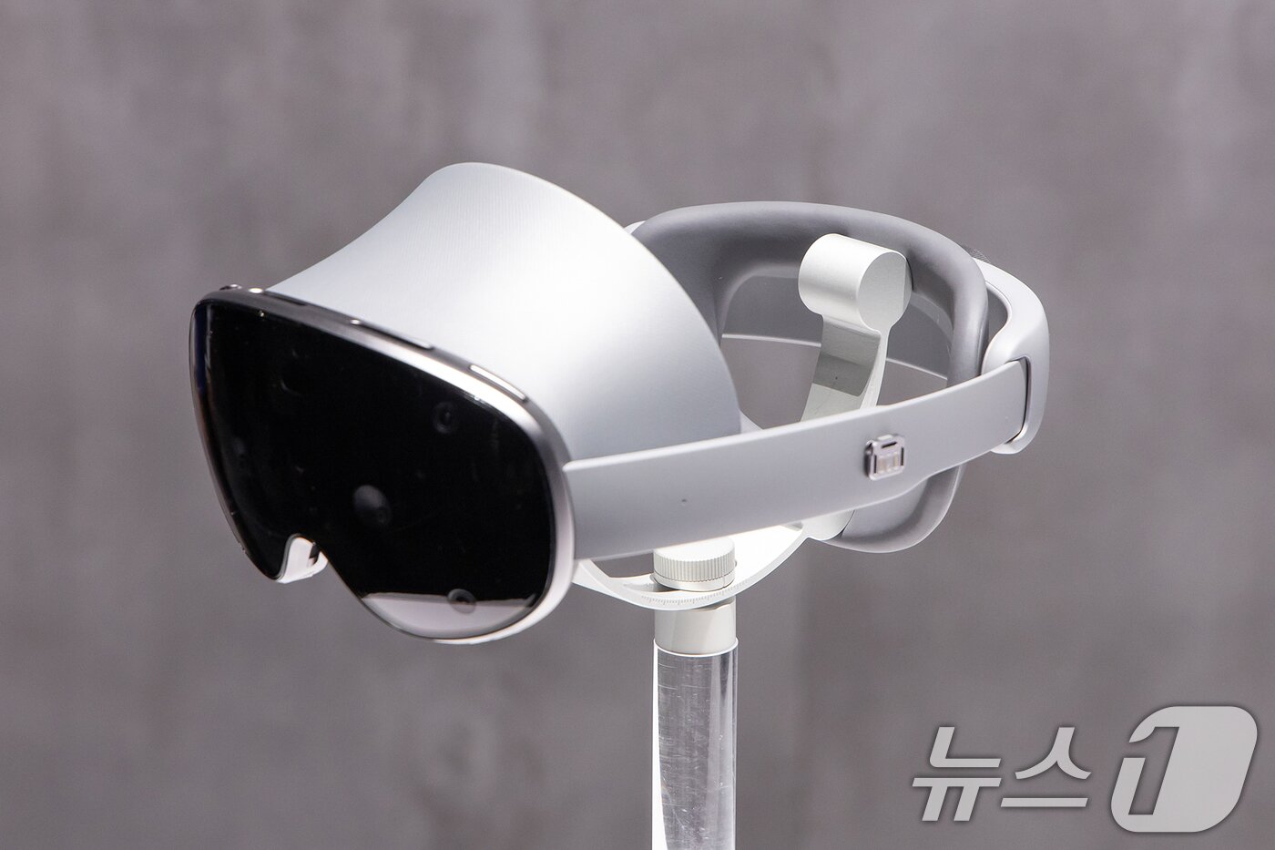 본문 이미지 - 22일&#40;현지시간&#41; 미국 새너제이 SAP센터에서 열린 삼성전자 상반기 &#39;갤럭시 언팩 2025&#39;에 XR 기기 &#39;프로젝트 무한&#39;이 전시돼 있다. &#40;삼성전자 제공&#41; 2025.1.23/뉴스1