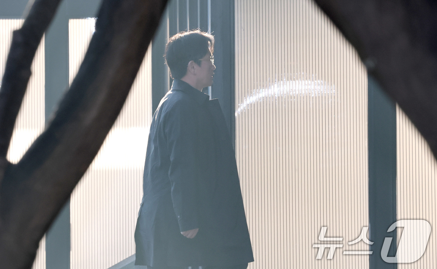 (과천=뉴스1) 임세영 기자 = 오동운 고위공직자범죄수사처(공수처) 처장이 23일 오전 경기도 과천시 정부과천청사 공수처로 출근하고 있다. 2025.1.23/뉴스1