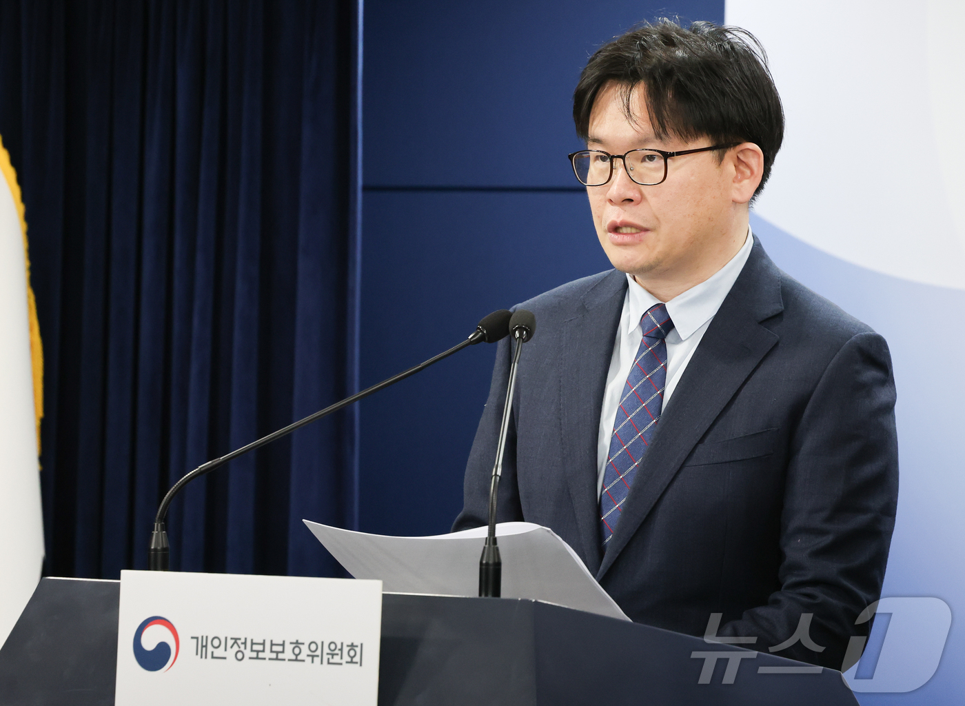 (서울=뉴스1) 허경 기자 = 전승재 개인정보위원회 조사3팀장이 23일 서울 종로구 정부서울청사에서 개인 정보보호 법규 위반행위에 대한 시정조치 브리핑을 하고 있다. 2025.1. …