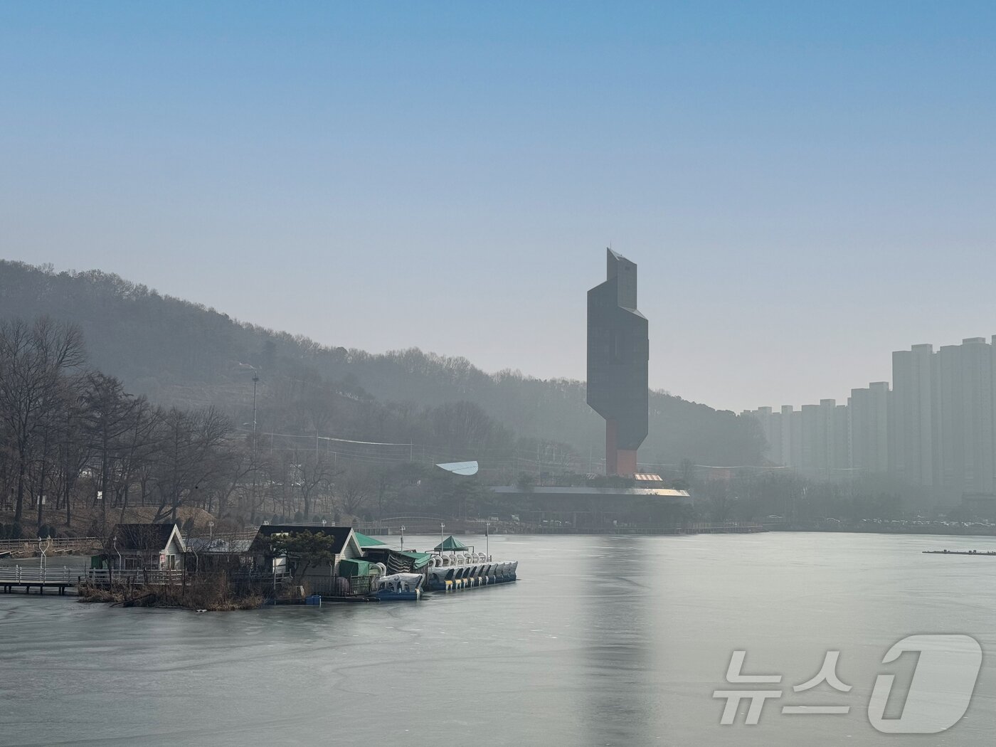 본문 이미지 - 명암저수지 전경&#40;청주시 제공&#41;.2025.1.23/뉴스1 