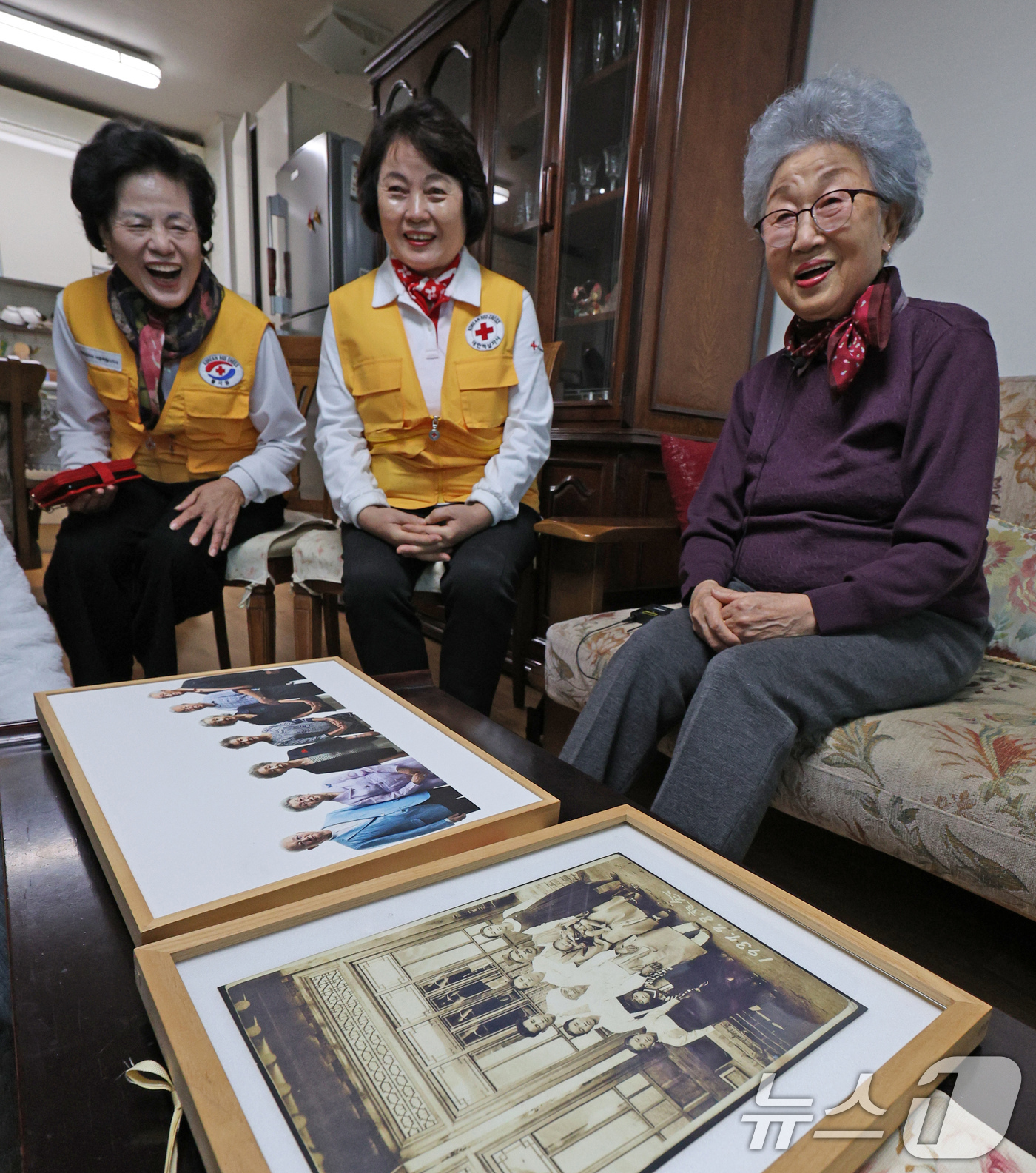 (서울=뉴스1) 장수영 기자 = 미상봉 이산가족 임화숙 어르신(92세)이 23일 오전 서울 은평구 자택에서 대한적십자사 봉사원들과 함께 가족사진 및 이산가족 AI 합성 사진을 보며 …