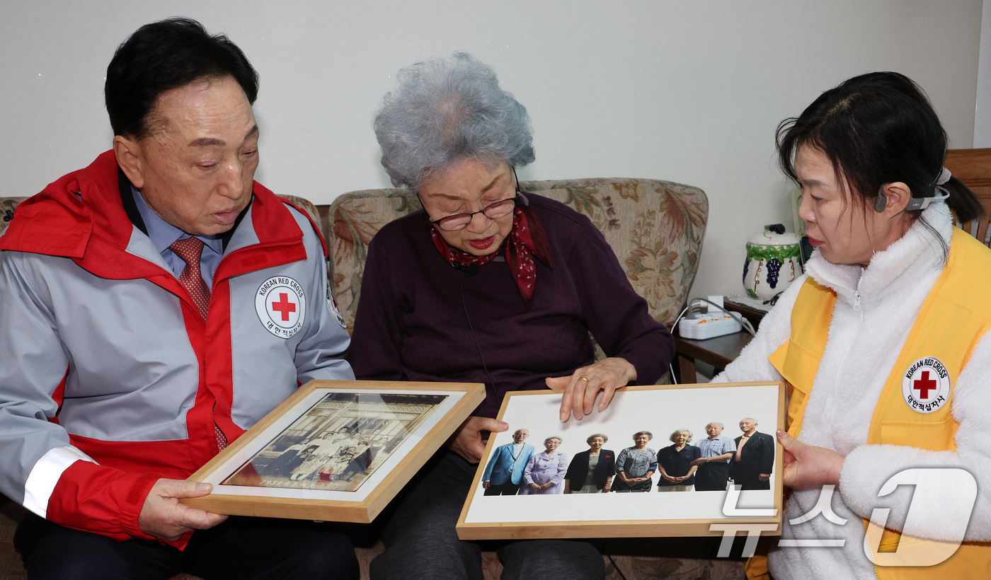 (서울=뉴스1) 장수영 기자 = 미상봉 이산가족 임화숙 어르신(92세)이 23일 오전 서울 은평구 자택에서 김철수 대한적십자사 회장과 함께 가족사진 및 이산가족 AI 합성 사진을 …