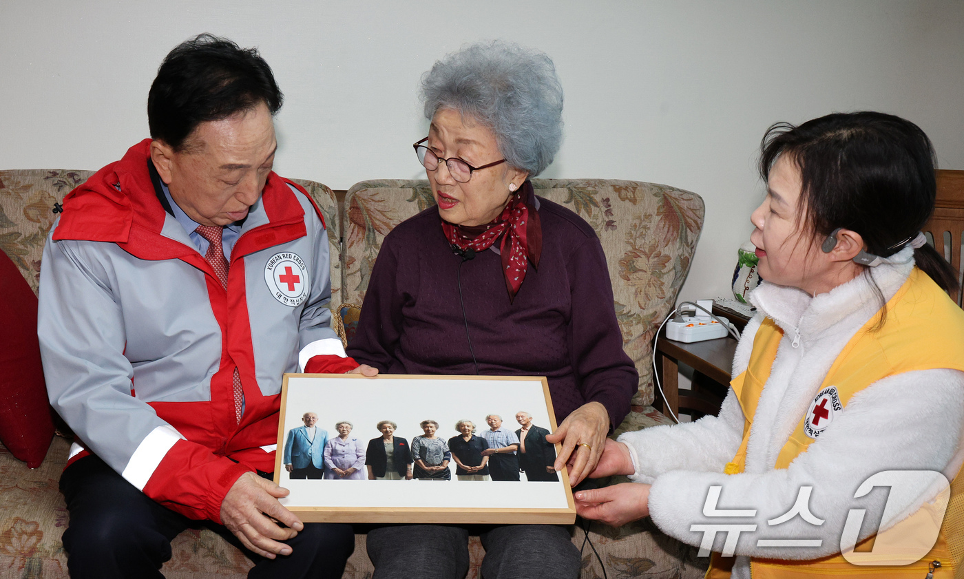 (서울=뉴스1) 장수영 기자 = 미상봉 이산가족 임화숙 어르신(92세)이 23일 오전 서울 은평구 자택에서 김철수 대한적십자사 회장과 함께 이산가족 AI 합성 사진을 보며 대화하고 …