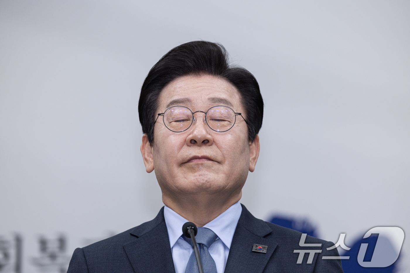 (서울=뉴스1) 이재명 기자 = 이재명 더불어민주당 대표가 23일 오전 서울 여의도 국회에서 열린 신년기자회견에서 취재진 질문을 듣고 있다. 2025.1.23/뉴스1