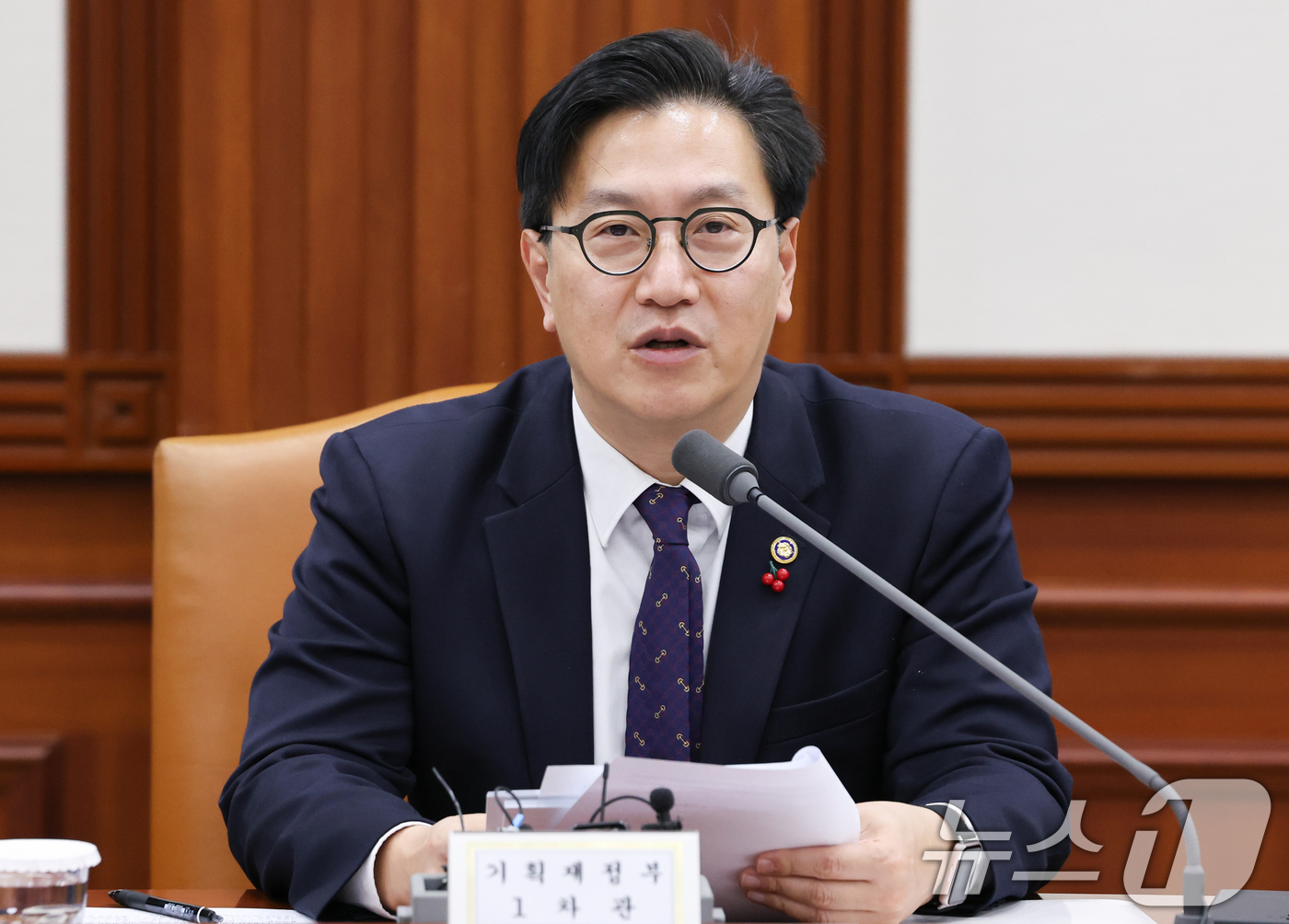 (서울=뉴스1) 허경 기자 = 김범석 기획재정부 제1차관이 23일 서울 종로구 정부서울청사에서 경제관계차관회의 겸 물가관계차관회의 겸 경제금융상황점검TF에서 모두발언을 하고 있다. …