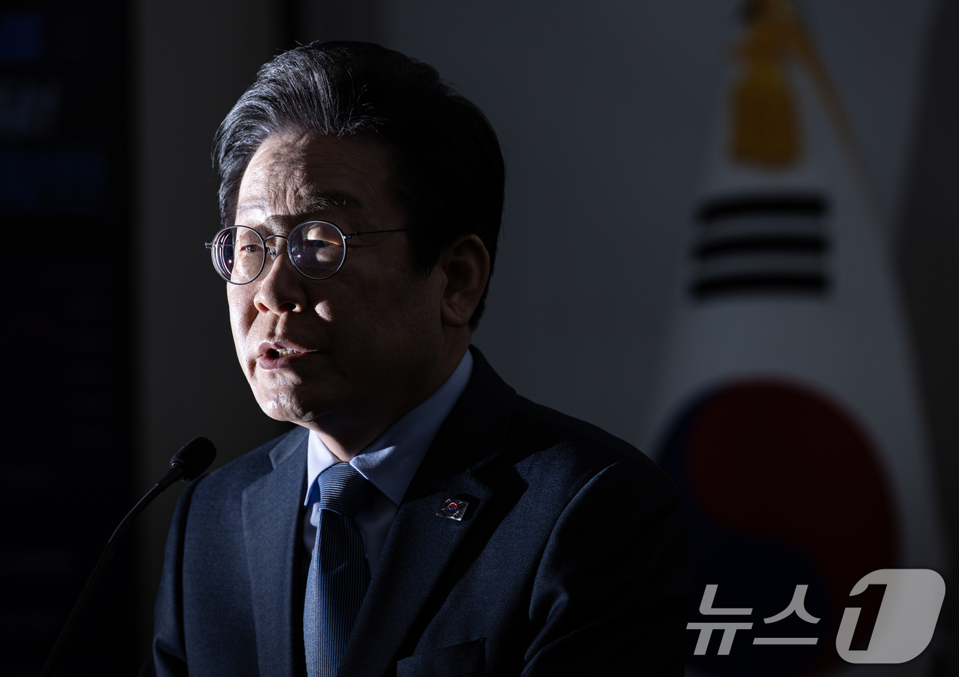 (서울=뉴스1) 이재명 기자 = 이재명 더불어민주당 대표가 23일 오전 서울 여의도 국회에서 열린 신년기자회견에서 취재진 질문에 답변하고 있다. 2025.1.23/뉴스1