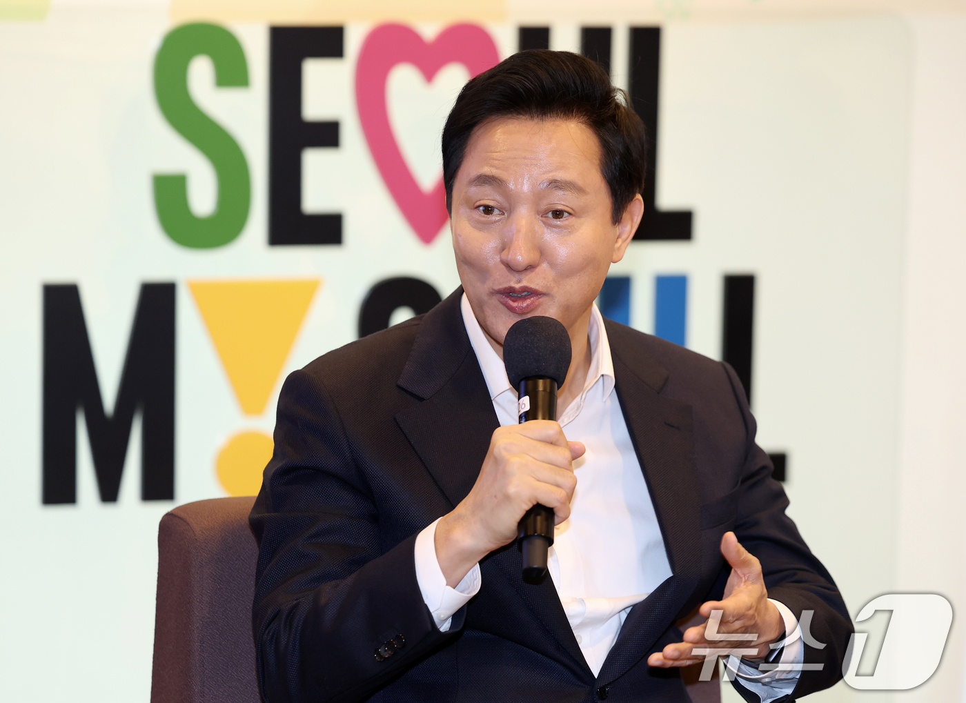 (서울=뉴스1) 오대일 기자 = 오세훈 서울시장이 23일 오전 서울 마포구 서울신용보증재단 자영업지원센터 라운지에서 열린 소상공인 힘보탬 현장 간담회에서 소상공인 자영업자들과 대화 …