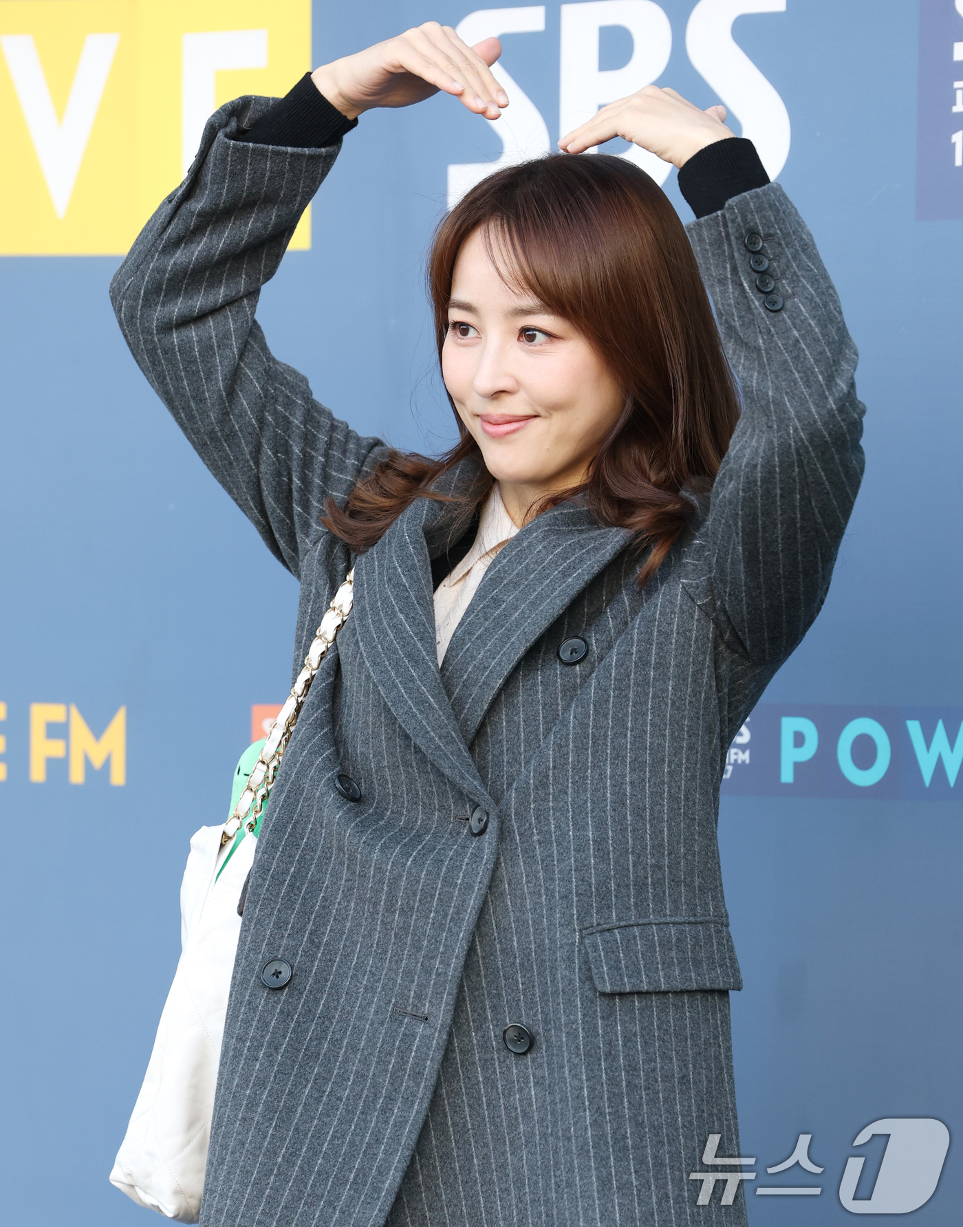 (서울=뉴스1) 권현진 기자 = 배우 유이가 라디오 '박하선의 씨네타운‘을 위해 23일 서울 양천구 SBS목동에 도착해 인사를 하고 있다. 2025.1.23/뉴스1