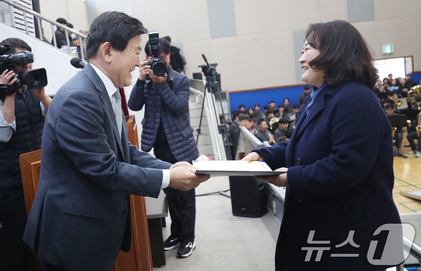본문 이미지 - 23일 오전 제주시 봉개동 대기고등학교에서 열린 제39회 졸업식에서 이날 졸업하는 세쌍둥이 어머니인 김숙희 씨가 김광수 제주교육감에게 장한 어머니상을 수여받고 있다. 2025.1.23/뉴스1 ⓒ News1 오현지 기자