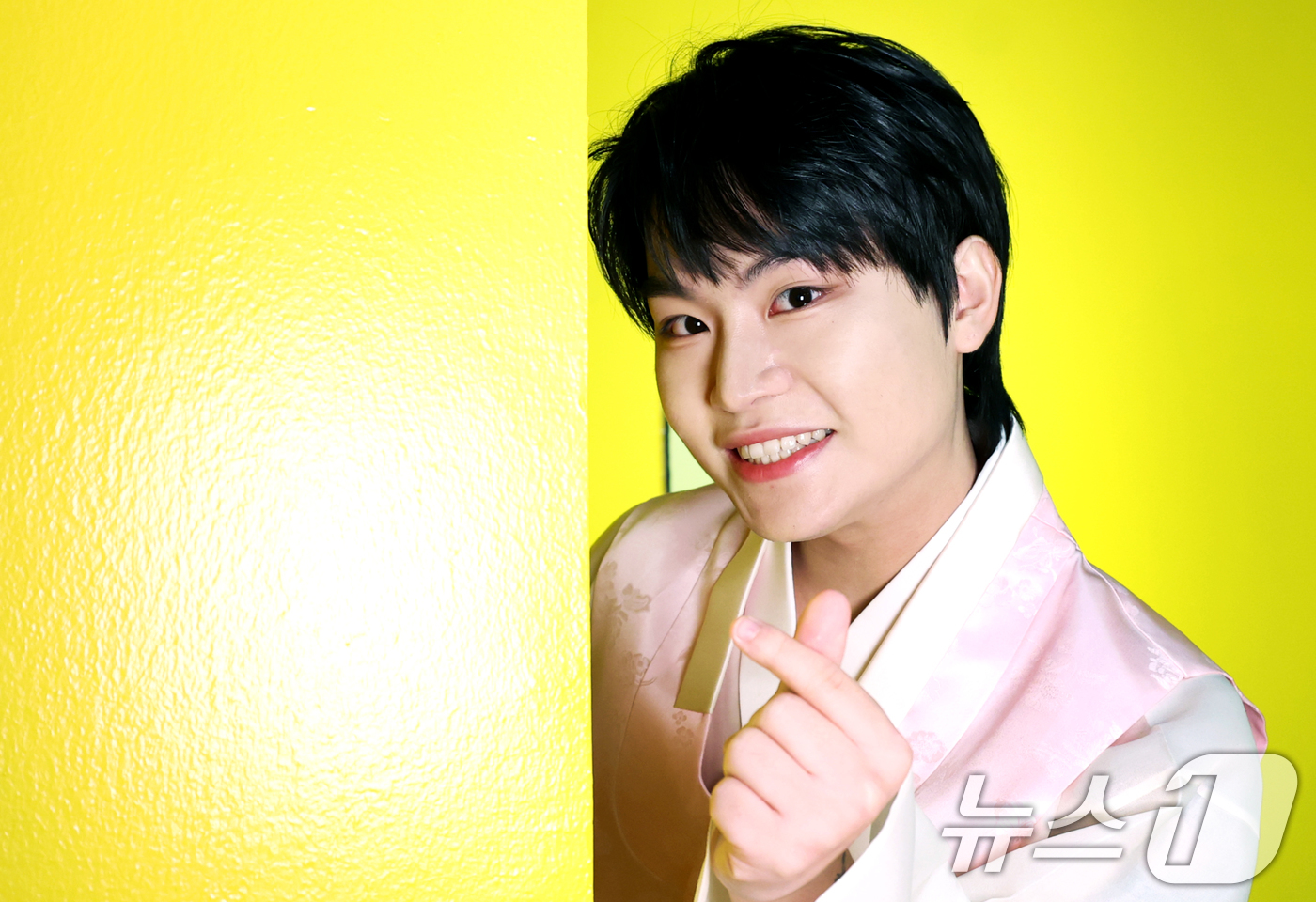 (서울=뉴스1) 권현진 기자 = 트로트 가수 황민우가 서울 종로구 인사동 센트럴뮤지엄에서 인터뷰 전 한복을 곱게 차려 입고 설 인사를 전하고 있다. 2025.1.28/뉴스1