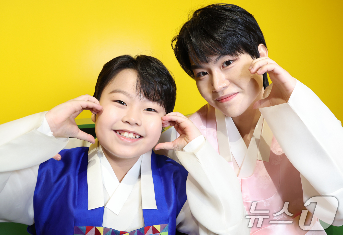 (서울=뉴스1) 권현진 기자 = 트로트 가수 황민우, 황민호(왼쪽) 형제가 서울 종로구 인사동 센트럴뮤지엄에서 인터뷰 전 한복을 곱게 차려 입고 설 인사를 전하고 있다. 2025. …