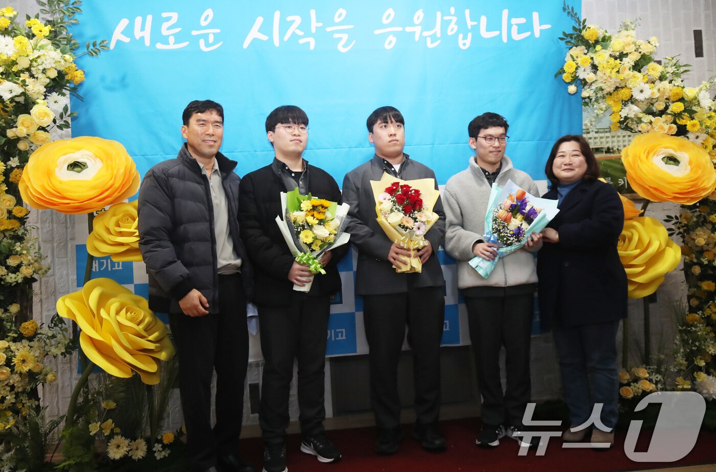 본문 이미지 - 23일 오전 제주시 봉개동 대기고등학교에서 이날 졸업하는 세쌍둥이와 부모님이 기념촬영을 하고 있다. 왼쪽부터 아버지 박영호 씨, 둘째 박찬영 군, 첫째 박찬승 군, 셋째 박찬호 군, 어머니 김숙희 씨. 2025.1.23/뉴스1 ⓒ News1 오현지 기자