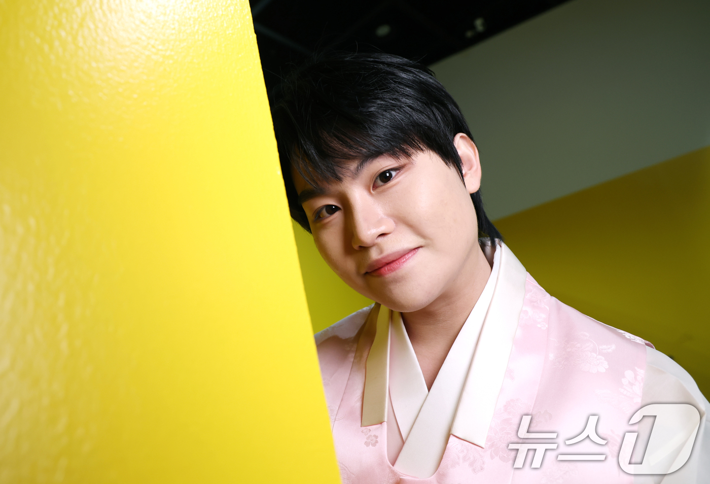 (서울=뉴스1) 권현진 기자 = 트로트 가수 황민우가 서울 종로구 인사동 센트럴뮤지엄에서 인터뷰 전 한복을 곱게 차려 입고 설 인사를 전하고 있다. 2025.1.28/뉴스1