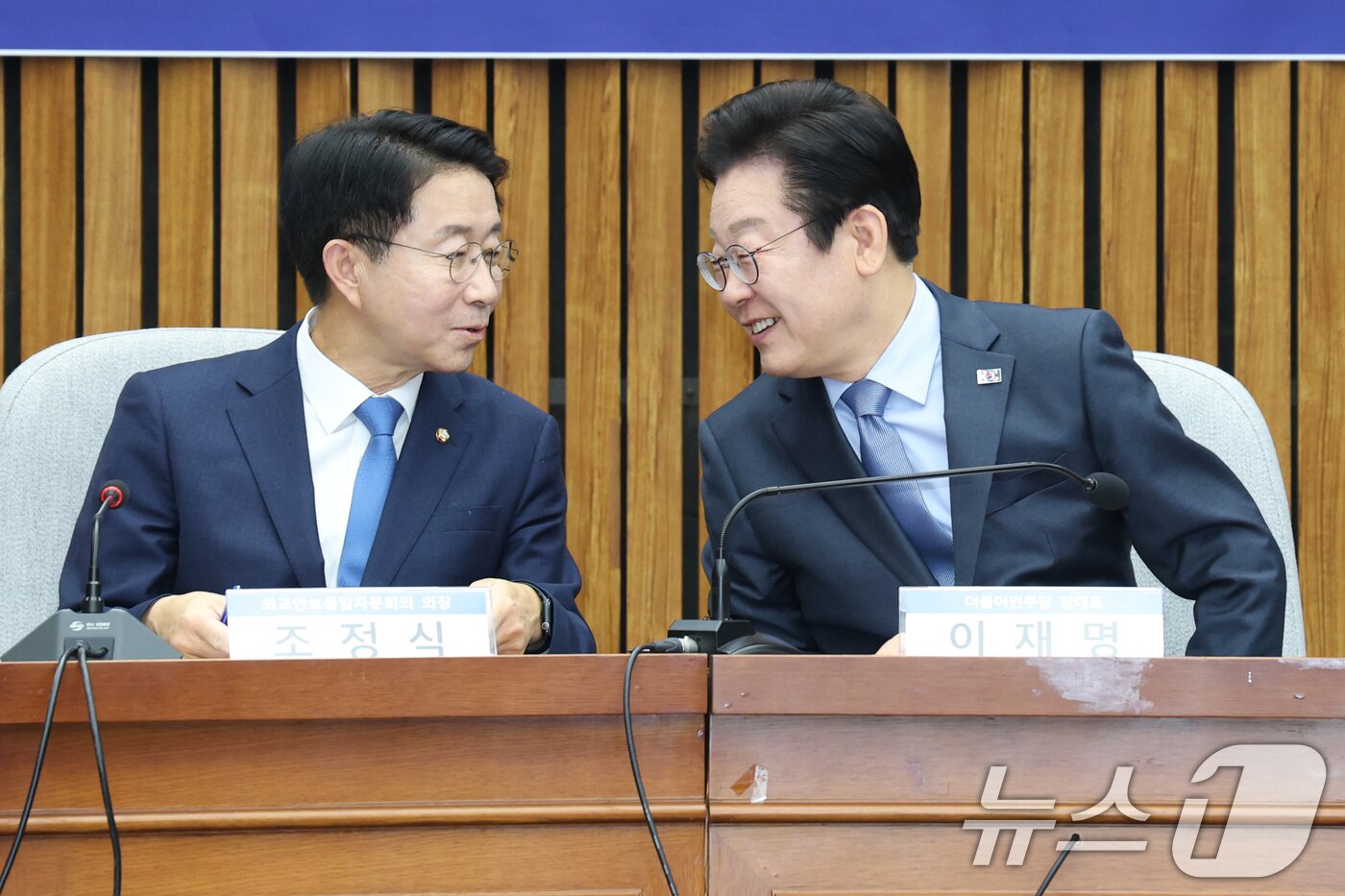 본문 이미지 - 이재명 더불어민주당 대표와 외교안보통일자문회의 의장인 조정식 의원이 23일 오전 서울 여의도 국회에서 열린 외교안보통일자문회의 토론회 '트럼프 2기 정부 출범과 대한민국의 국익'에 참석해 대화하고 있다. 2025.1.23 ⓒ 뉴스1 이광호 기자