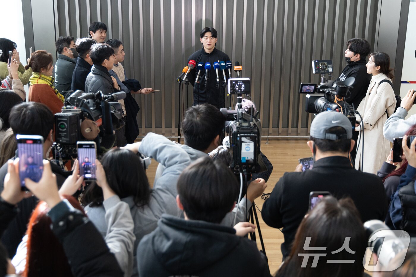 본문 이미지 - KIA 타이거즈 김도영이 23일 오전 인천국제공항에서 스프링캠프 훈련 참가를 위해 출국 전 취재진과 인터뷰하고 있다. KIA 타이거즈는 미국 캘리포니아에서 오는 25일부터 3월5일까지 스프링캠프 훈련을 실시힌다. 2025.1.23/뉴스1 ⓒ News1 이승배 기자