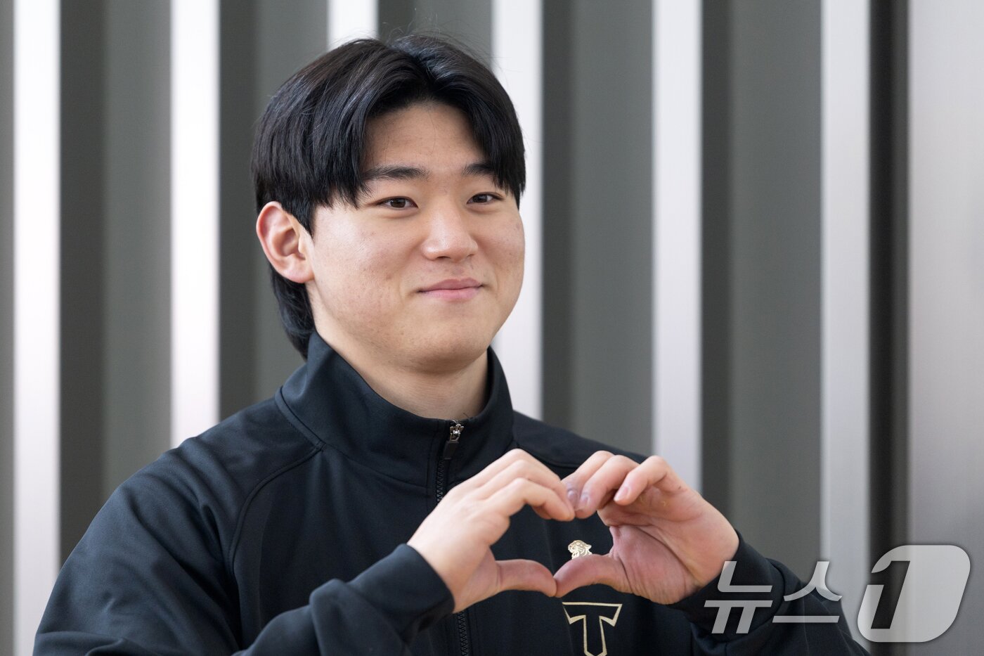 본문 이미지 - KIA 타이거즈 김도영이 23일 오전 인천국제공항에서 스프링캠프 훈련 참가를 위해 출국 전 취재진과 인터뷰하며 포토타임을 갖고 있다. KIA 타이거즈는 미국 캘리포니아에서 오는 25일부터 3월5일까지 스프링캠프 훈련을 실시힌다. 2025.1.23/뉴스1 ⓒ News1 이승배 기자