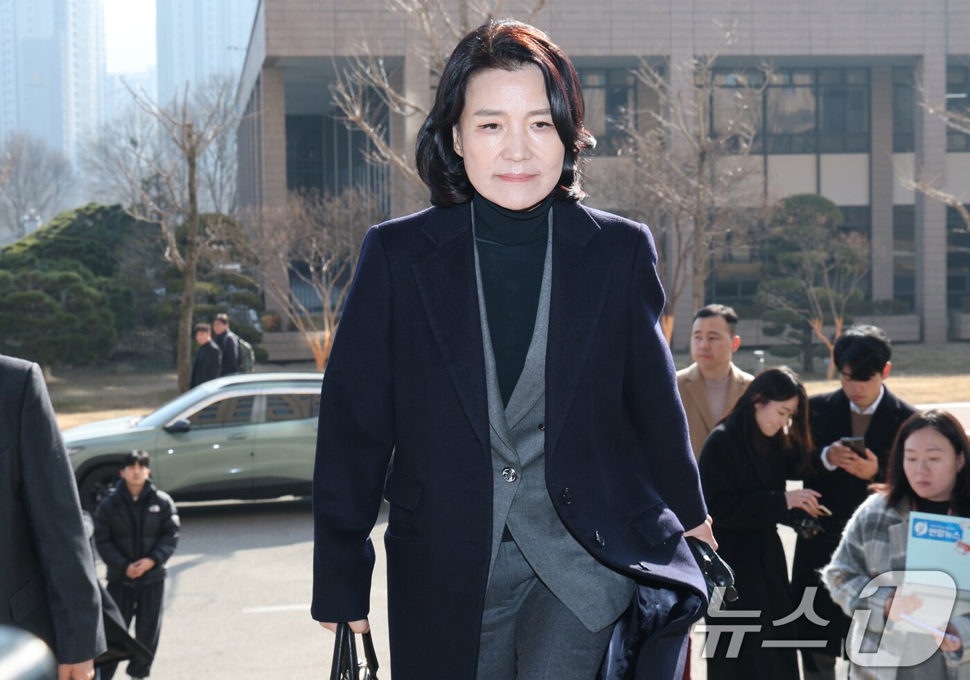 본문 이미지 - 이진숙 방송통신위원장이 23일 경기도 과천시 정부과천청사 방송통신위원회로 출근하고 있다. 헌법재판소는 이날 헌재 대심판정에서 이 위원장 탄핵 사건 선고기일을 열고 재판관 4대 4 의견으로 기각 결정했다. 2025.1.23/뉴스1 ⓒ News1 임세영 기자