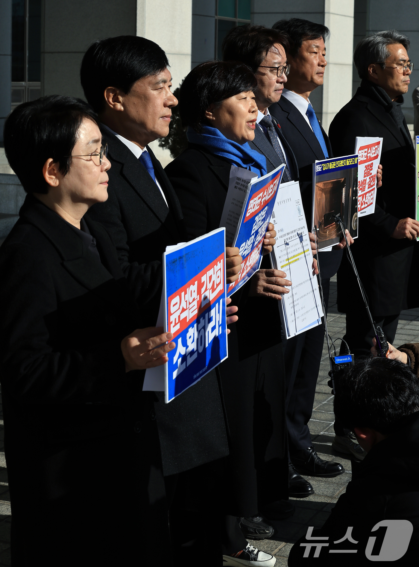 (서울=뉴스1) 박정호 기자 = 더불어민주당 명태균 게이트 진상조사단 서영교 단장과 김기표, 박균택, 박정현, 염태영, 이성윤 위원 등이 23일 오전 서울 서초구 반포대로 대검찰청 …