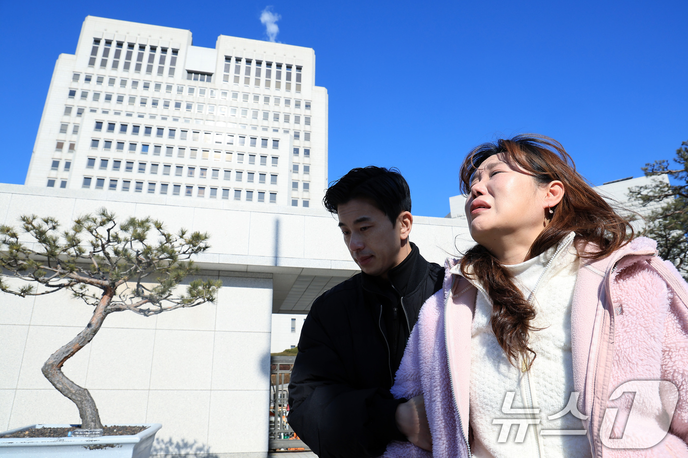 (서울=뉴스1) 박정호 기자 = 안상미 전세사기·깡통전세 피해자 전국대책위원장이 23일 오전 서울 서초구 서초대로 대법원 앞에서 가진 인천미추홀구 전세사기 일당의 대법원 선고 결과 …