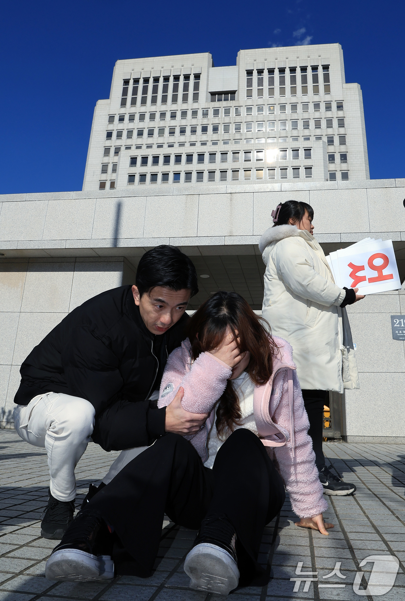 (서울=뉴스1) 박정호 기자 = 안상미 전세사기·깡통전세 피해자 전국대책위원장이 23일 오전 서울 서초구 서초대로 대법원 앞에서 가진 인천미추홀구 전세사기 일당의 대법원 선고 결과 …