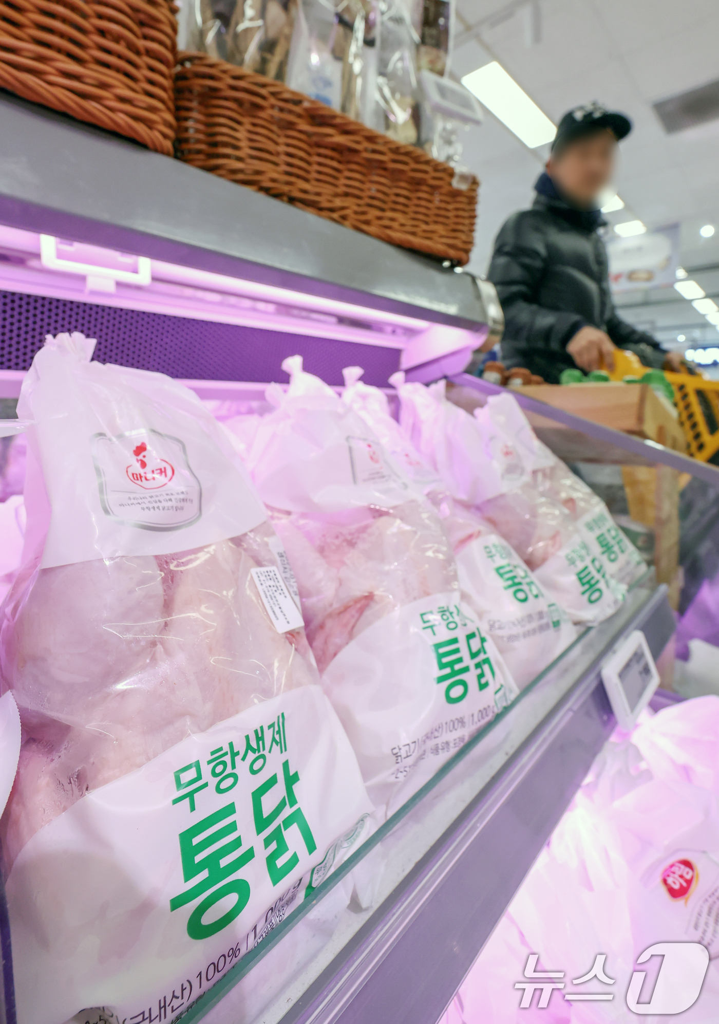 (서울=뉴스1) 민경석 기자 = 설 명절을 앞두고 국내 산란계 농장과 육계 농장 등에서 고병원성 조류인플루엔자(AI) 발생이 늘면서 달걀과 닭고기 수급에 대한 우려가 제기되고 있다 …