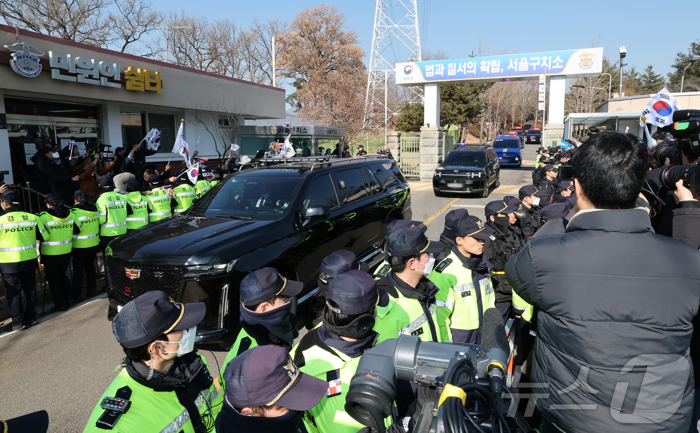 (의왕=뉴스1) 임세영 기자 = 23일 오후 경기도 의왕시 서울구치소에서 윤석열 대통령이 탄 법무부 호송차량이 대통령경호처 경호를 받으며 헌법재판소로 출발하고 있다. 2025.1. …