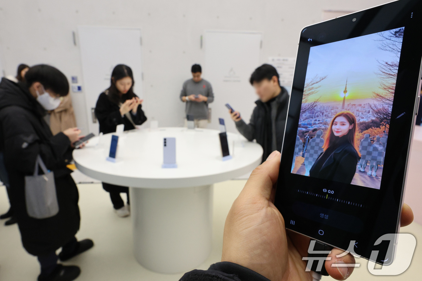 (서울=뉴스1) 신웅수 기자 = 23일 서울 서초구 삼성스토어 삼성강남에서 고객들이 삼성전자의 최신 스마트폰 갤럭시 S25 시리즈를 살펴보고 있다.삼성전자는 인공지능(AI) 기능을 …