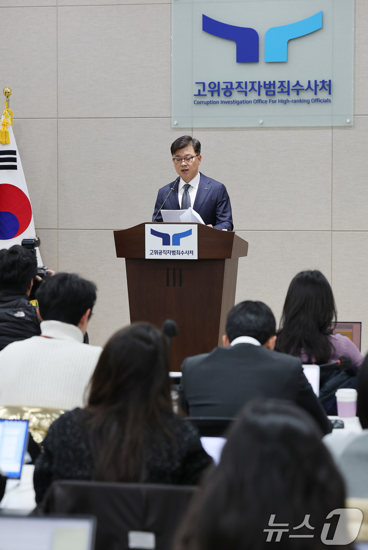 (과천=뉴스1) 임세영 기자 = 이재승 고위공직자범죄수사처(공수처) 차장이 23일 경기 과천정부청사 공수처에서 브리핑을 하고 있다.공수처는 이날 검찰에 '내란 우두머리' 혐의를 받 …