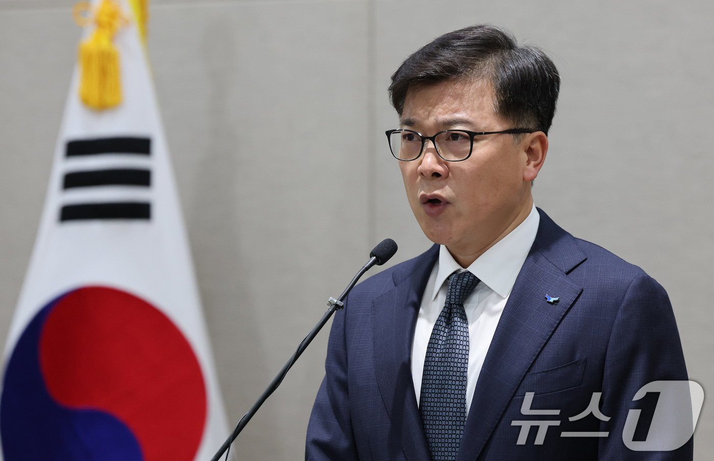 (과천=뉴스1) 임세영 기자 = 이재승 고위공직자범죄수사처(공수처) 차장이 23일 경기 과천정부청사 공수처에서 브리핑을 하고 있다.공수처는 이날 검찰에 '내란 우두머리' 혐의를 받 …