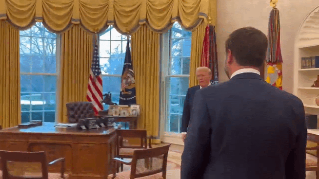 본문 이미지 - JD 밴스 미국 부통령이 백악관 대통령 집무실인 '오벌 오피스'에 들어서며 감탄하고 있다. <출처=마이크 존슨 미 하원의장 엑스 갈무리>