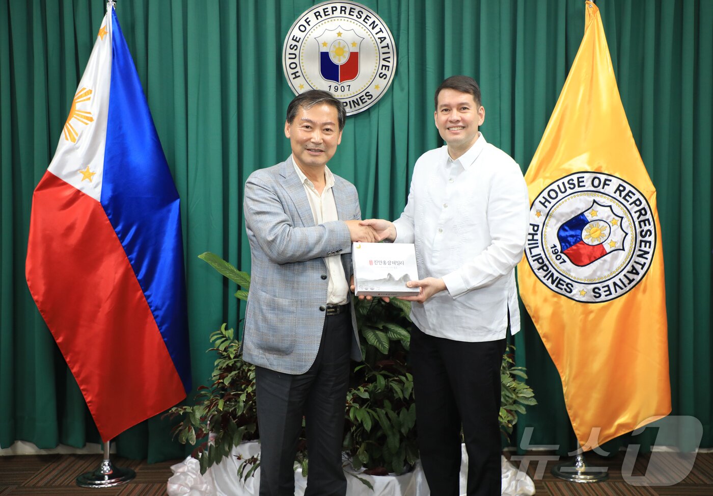 본문 이미지 - 전춘성 전북자치도 진안군수(오른쪽)가 필리핀 케존시티 하원의원인 웰프리도 마크 위원장을 만나 계절근로자 도입에 대해 논의했다.(진안군제공)2025.1.23/뉴스1