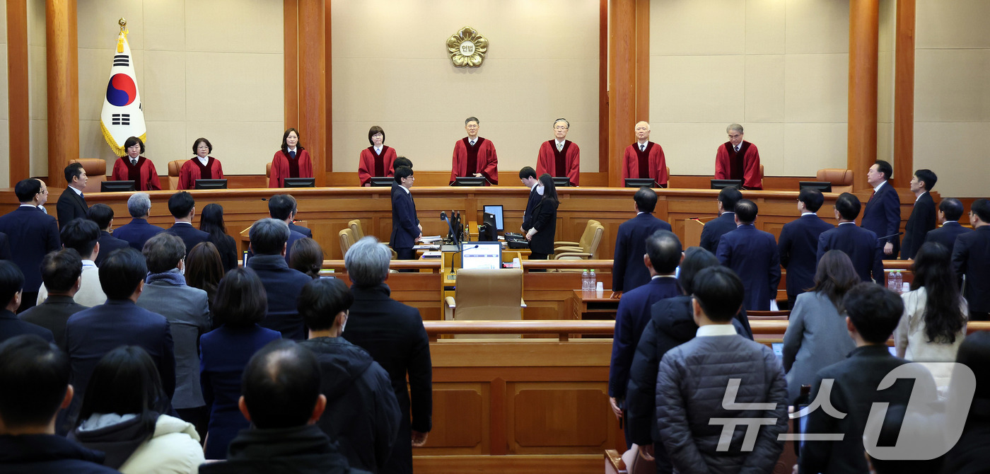 (서울=뉴스1) 박지혜 기자 = 문형배 헌법재판소장 직무대행을 비롯한 헌법재판관들이 23일 서울 종로구 헌법재판소에서 열린 윤석열 대통령 탄핵심판 4차 변론에 자리하고 있다. 20 …