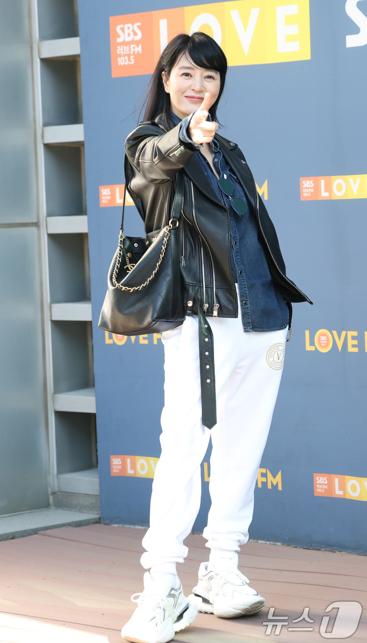 (서울=뉴스1) 권현진 기자 = 배우 김혜수가 라디오 ‘컬투쇼’를 위해 23일 서울 양천구 SBS목동에 도착해 인사를 하고 있다. 2025.1.23/뉴스1