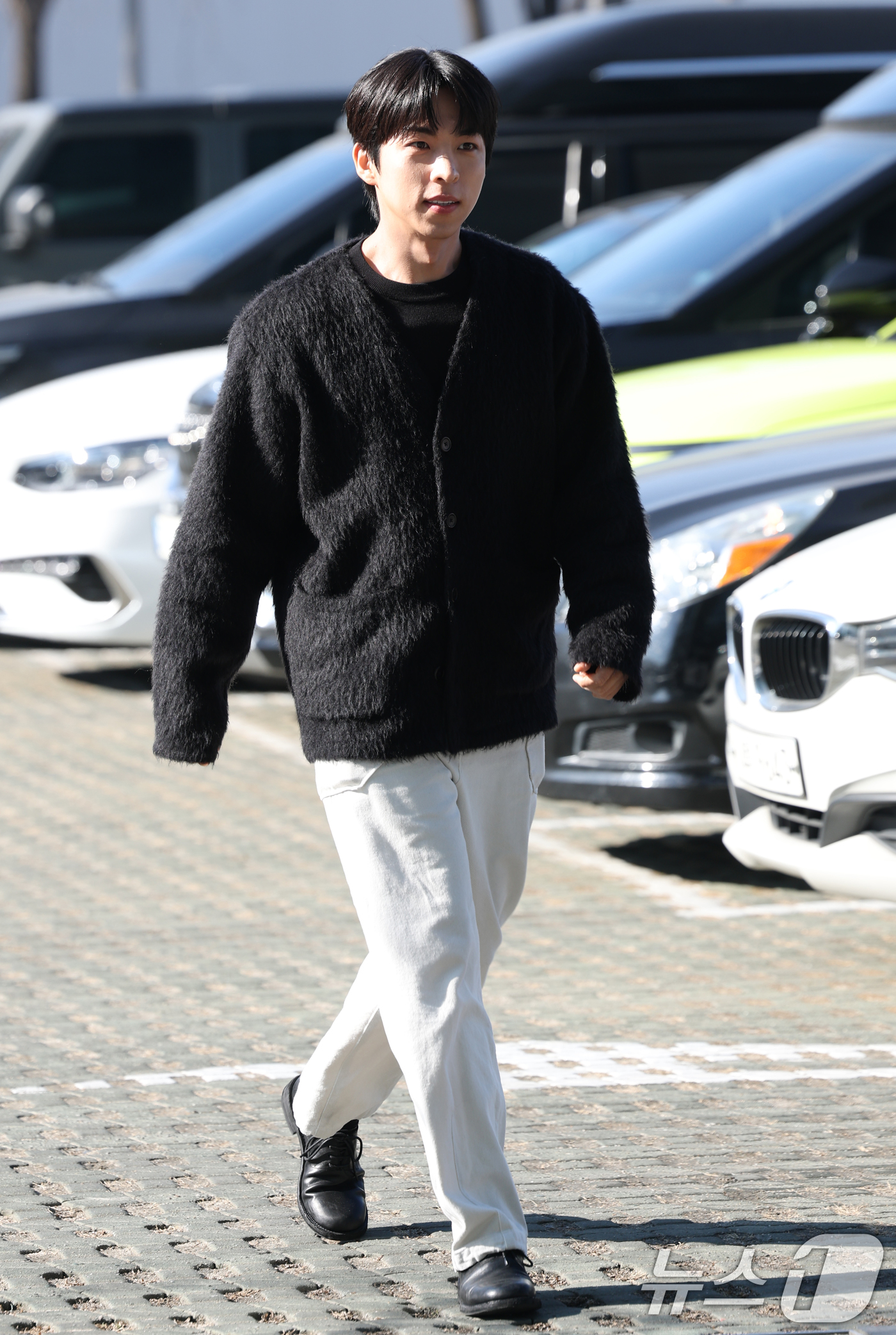 (서울=뉴스1) 권현진 기자 = 배우 주종혁이 라디오 ‘컬투쇼’를 위해 23일 서울 양천구 SBS목동에 도착해 이동을 하고 있다. 2025.1.23/뉴스1