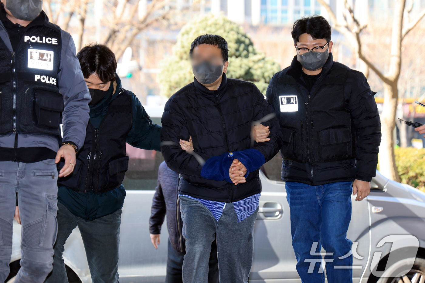 (서울=뉴스1) 민경석 기자 = 서울서부지방법원 폭력 집단난동 사태 당시 판사실에 침입한 40대 남성 이모 씨가 23일 오후 서울 마포구 서울서부지법에서 열린 영장실질심사에 출석하 …