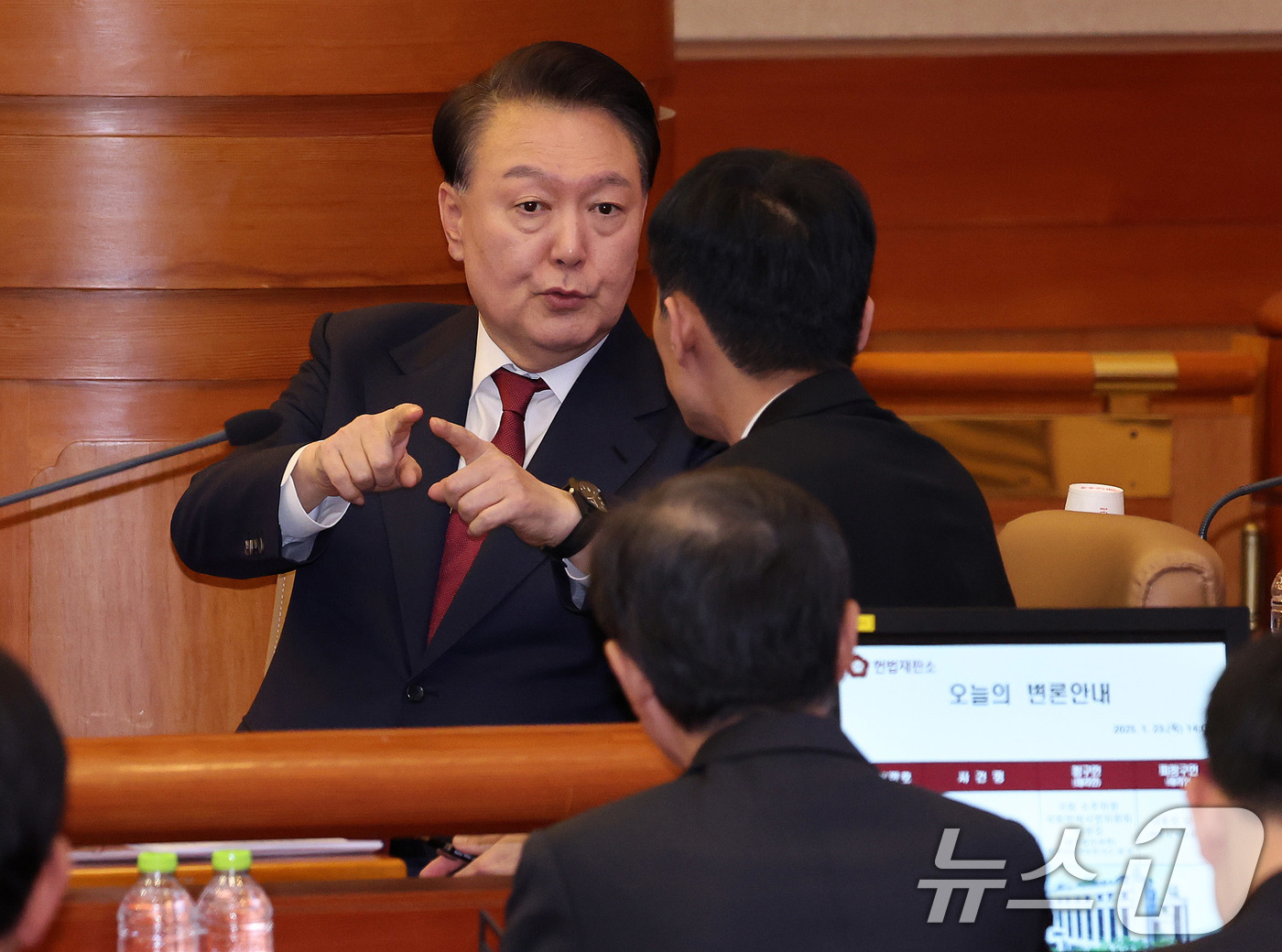 (서울=뉴스1) 박지혜 기자 = 윤석열 대통령이 23일 서울 종로구 헌법재판소에서 열린 탄핵심판 4차 변론에 출석해 변호인단과 대화를 나누고 있다. 2025.1.23/뉴스1