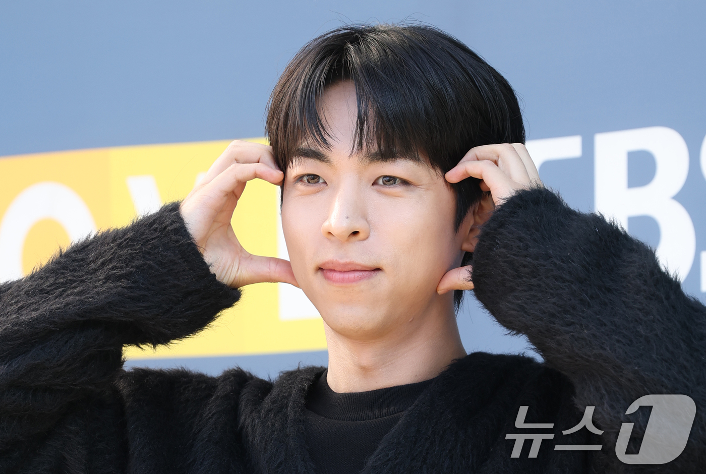 (서울=뉴스1) 권현진 기자 = 배우 주종혁이 라디오 ‘컬투쇼’를 위해 23일 서울 양천구 SBS목동에 도착해 인사를 하고 있다. 2025.1.23/뉴스1