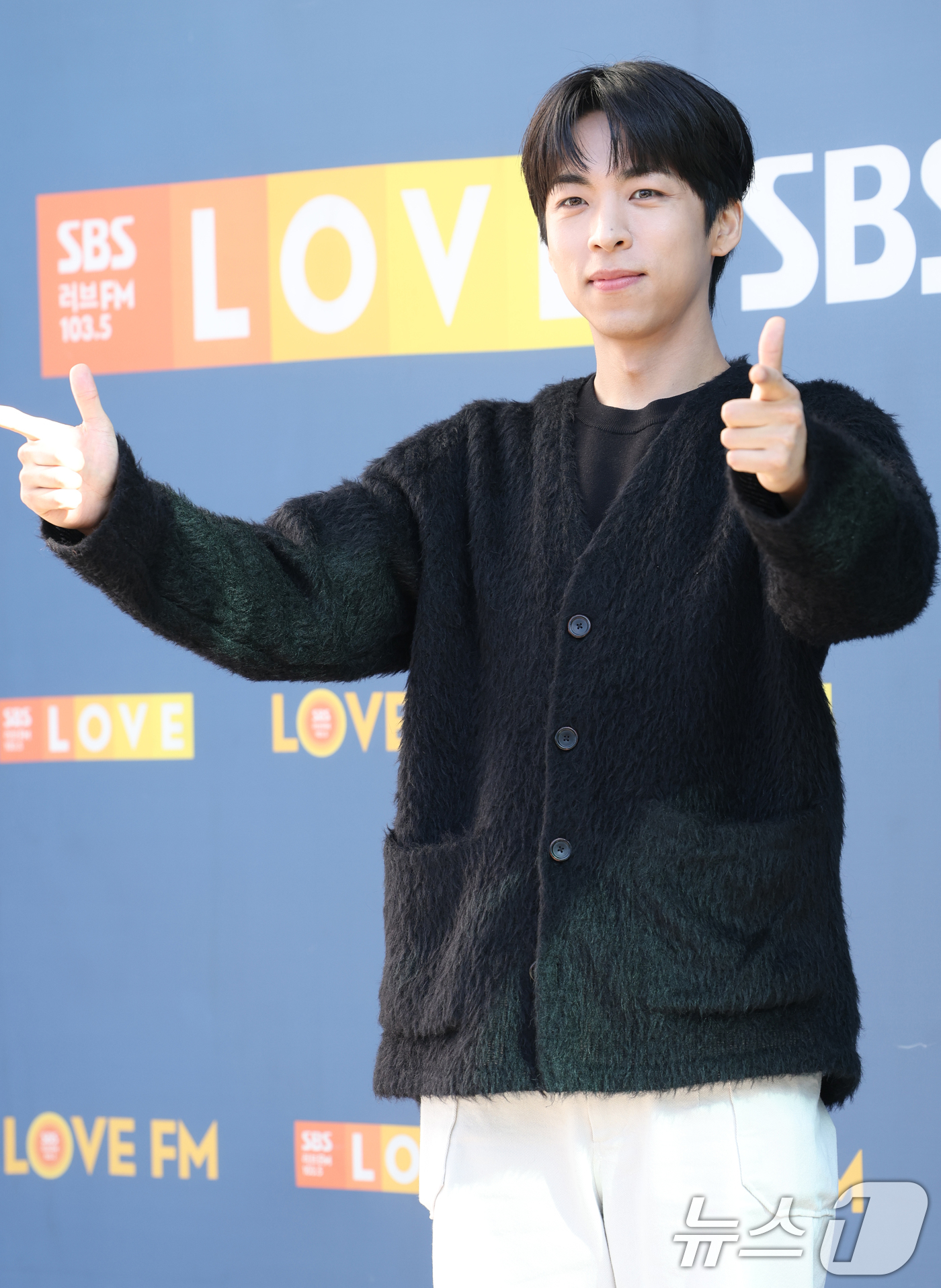 (서울=뉴스1) 권현진 기자 = 배우 주종혁이 라디오 ‘컬투쇼’를 위해 23일 서울 양천구 SBS목동에 도착해 인사를 하고 있다. 2025.1.23/뉴스1