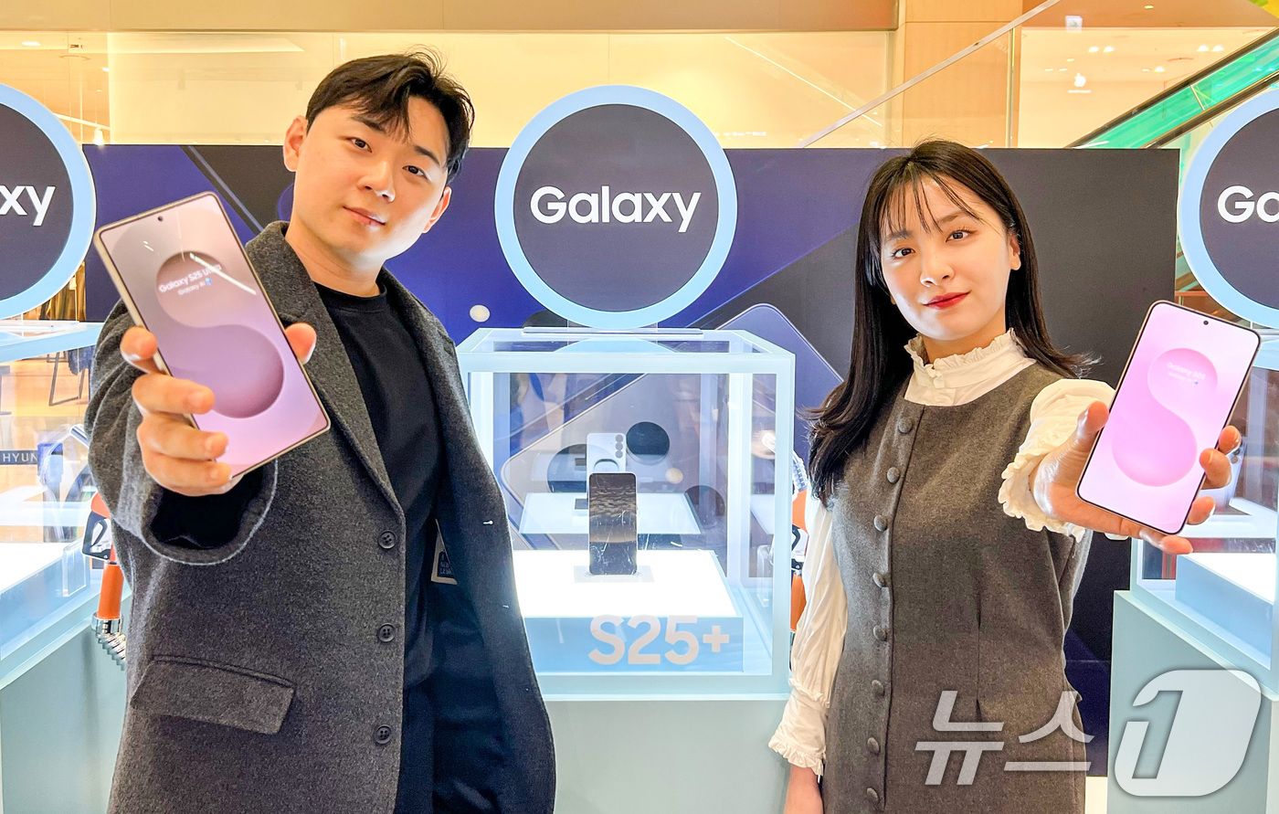 (서울=뉴스1) = 23일 오전 경기도 부천시 현대백화점 중동점 유플렉스 1층 '갤럭시S25 시리즈' 팝업스토어에서 직원들이 제품을 소개하고 있다.현대백화점은 다음달 6일까지 중동 …