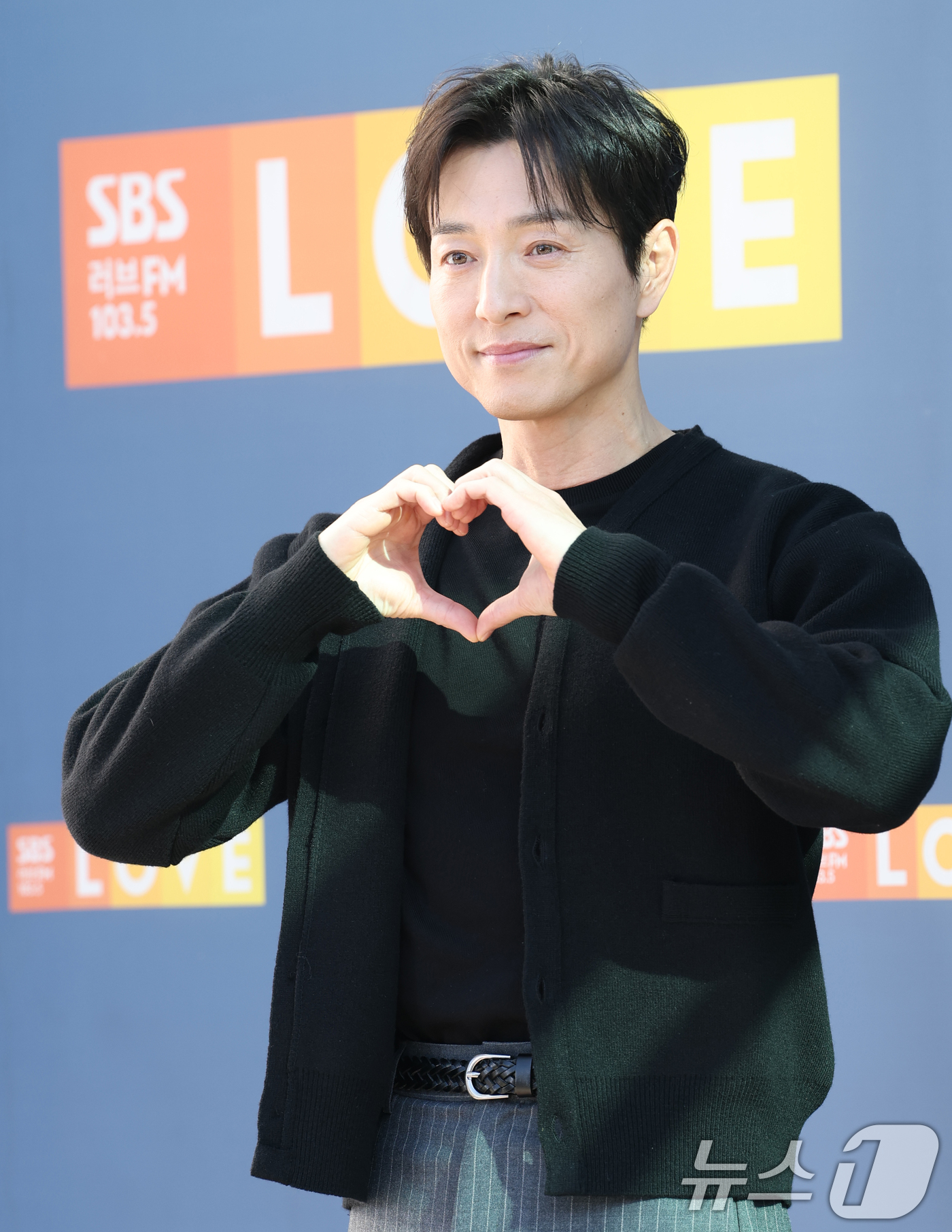 (서울=뉴스1) 권현진 기자 = 배우 정성일이 라디오 ‘컬투쇼’를 위해 23일 서울 양천구 SBS목동에 도착해 인사를 하고 있다. 2025.1.23/뉴스1