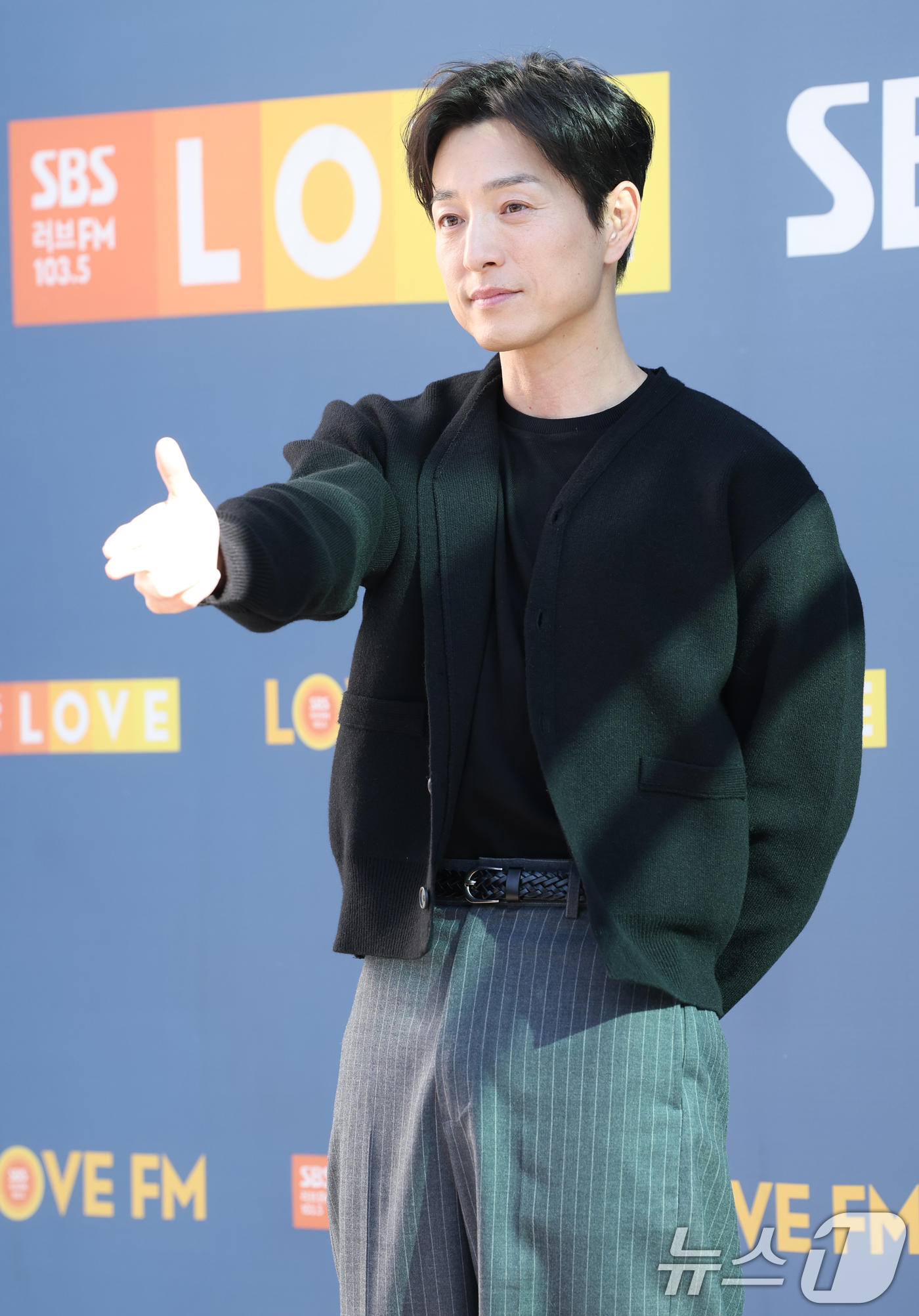 (서울=뉴스1) 권현진 기자 = 배우 정성일이 라디오 ‘컬투쇼’를 위해 23일 서울 양천구 SBS목동에 도착해 인사를 하고 있다. 2025.1.23/뉴스1